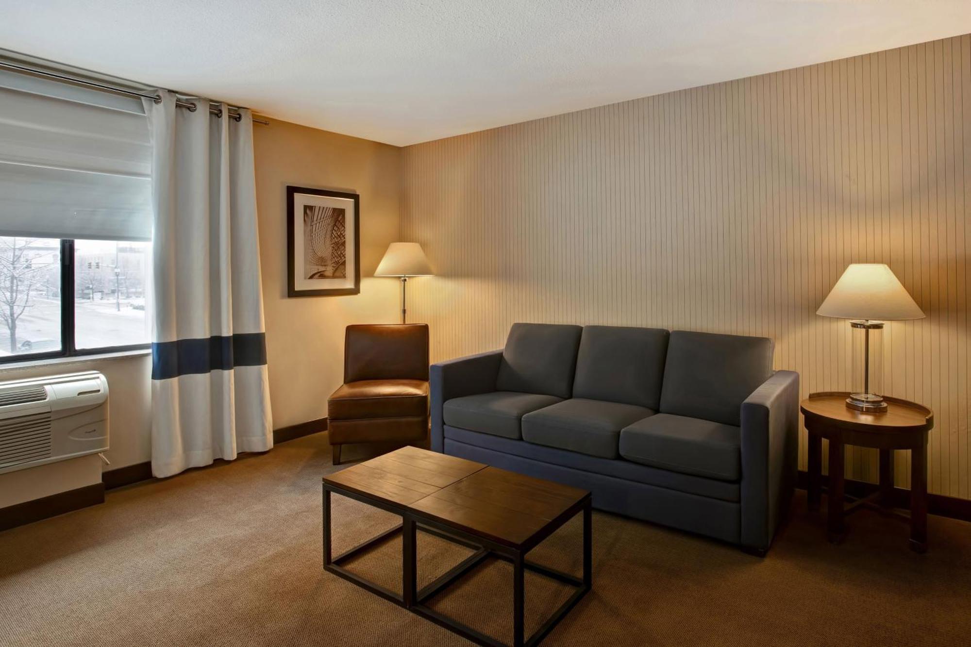 Suite 1 Queen Sofa bed Towers Building