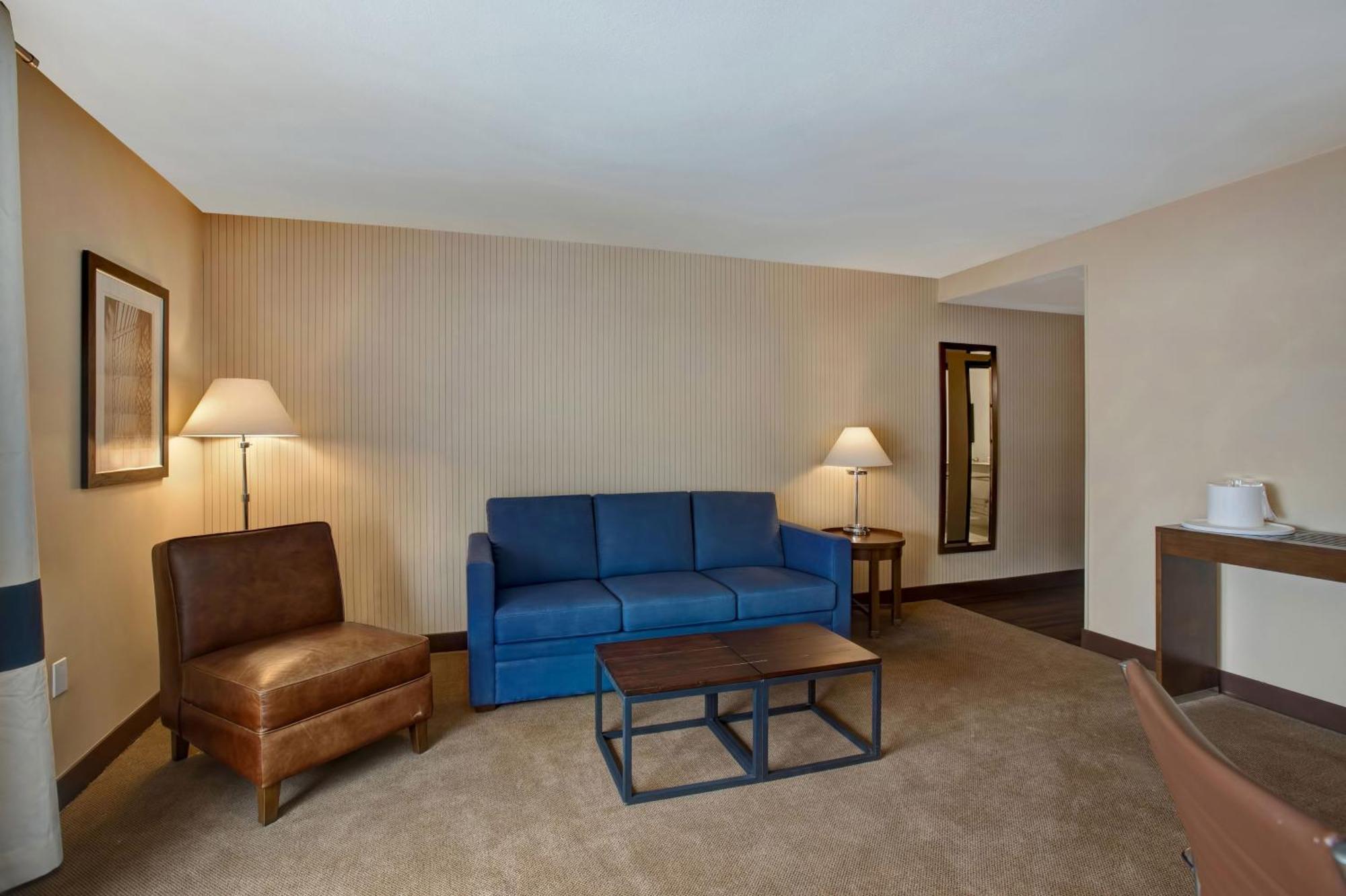 Junior Suite 1 King Sofa bed Towers Building
