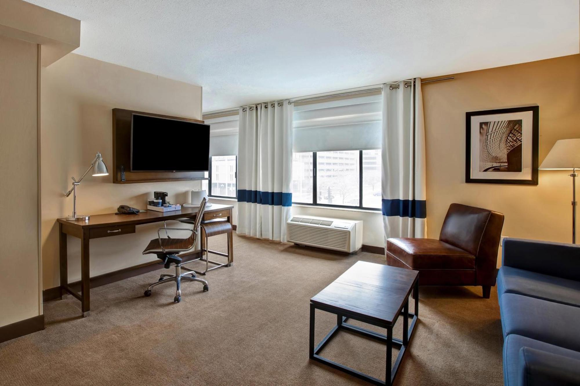 Junior Suite 1 King Sofa bed Towers Building