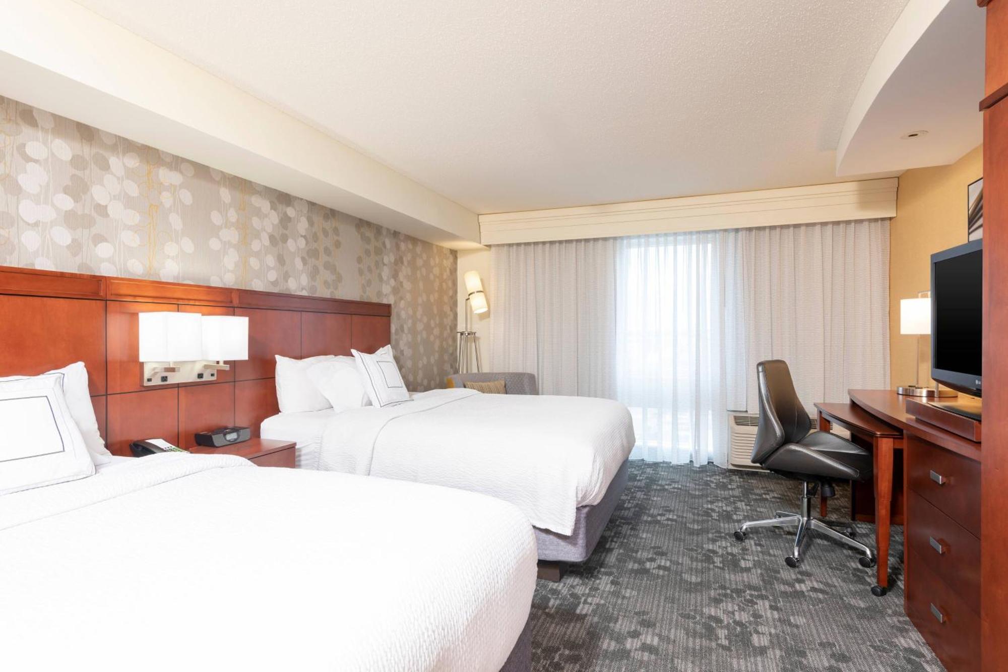 Queen Room with Two Queen Beds and Roll-In Shower - Mobility Access/Hearing Accessible