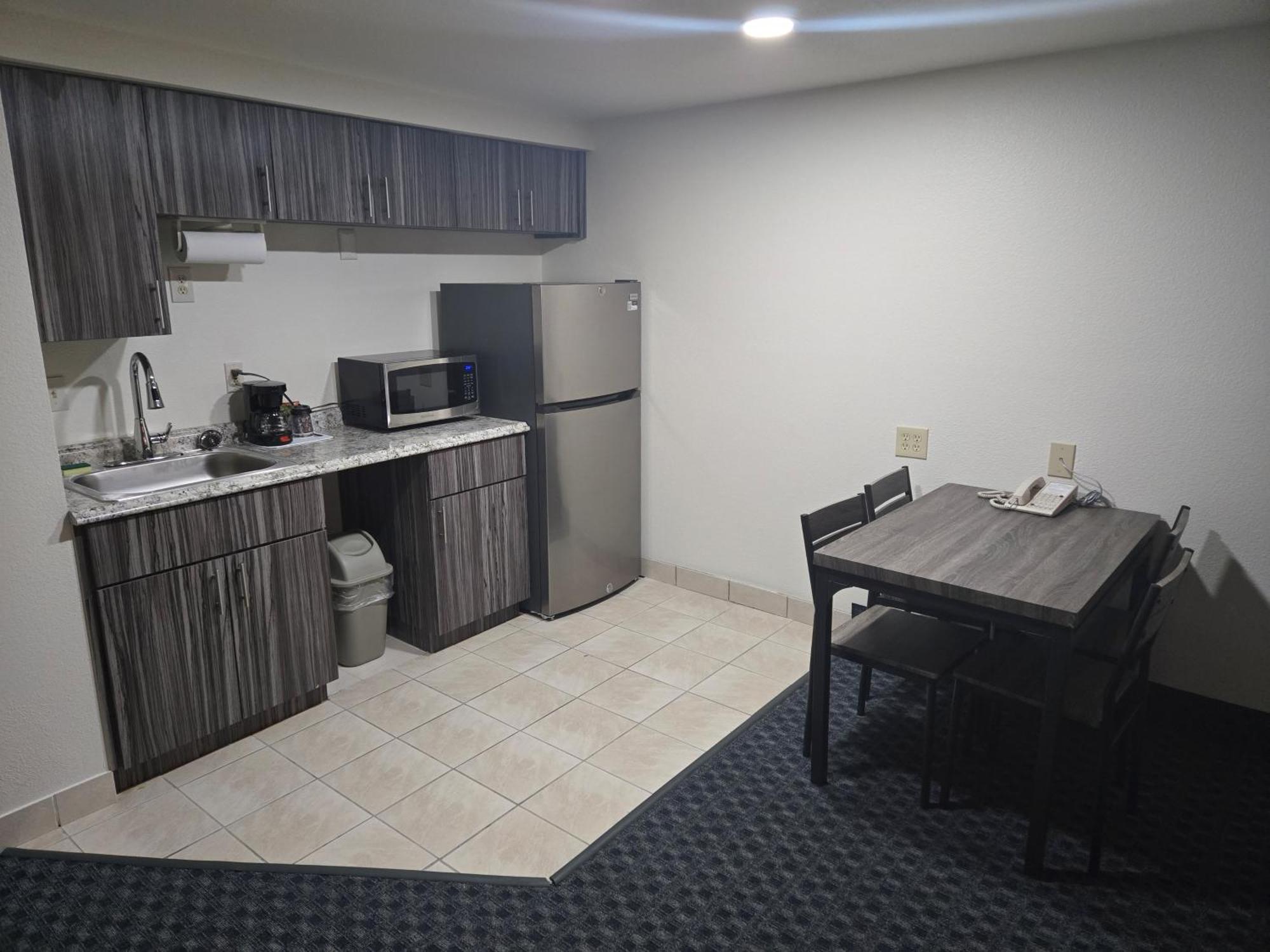 Deluxe Queen Suite