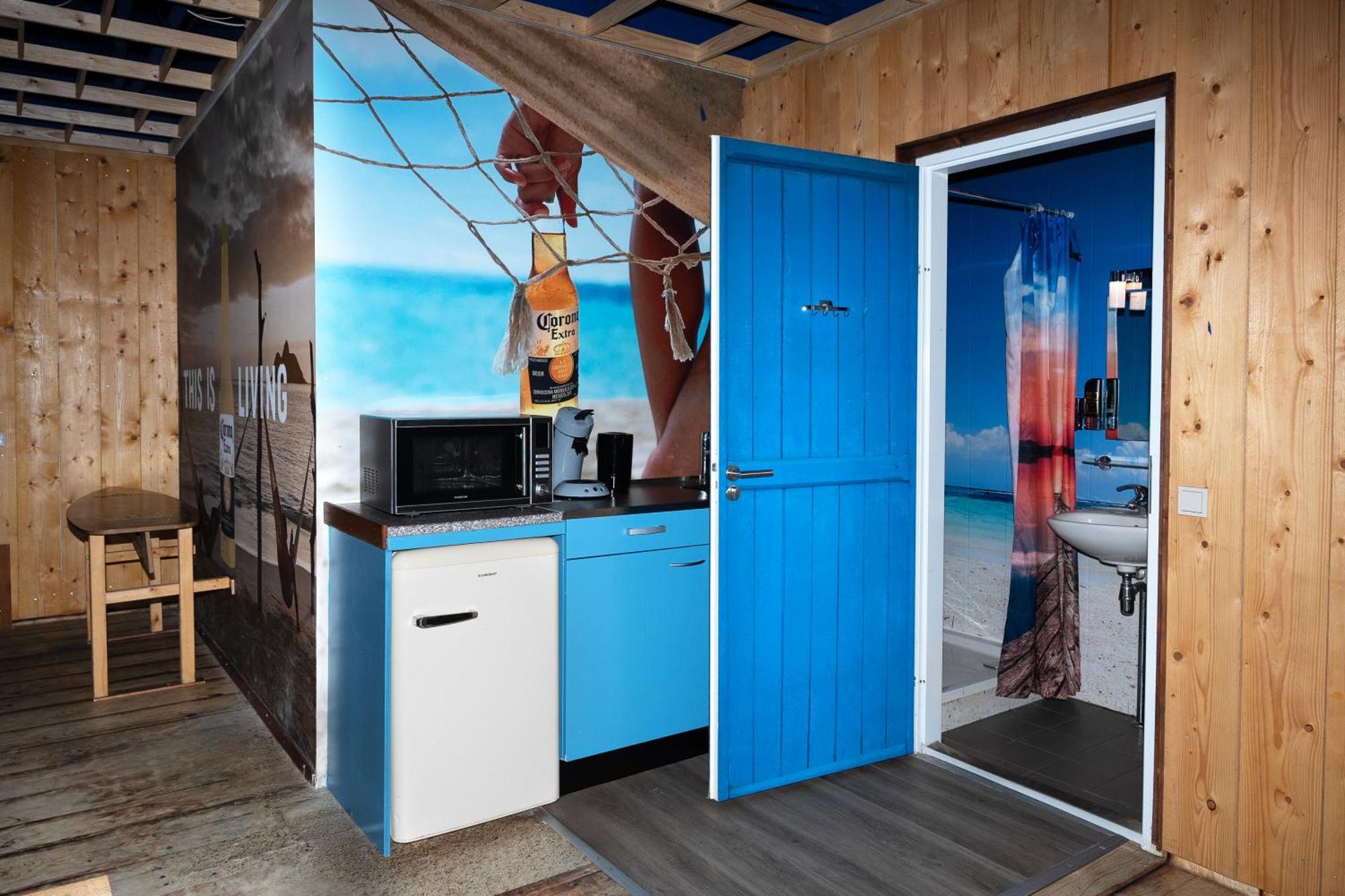 8-Person Studio Beach Theme
