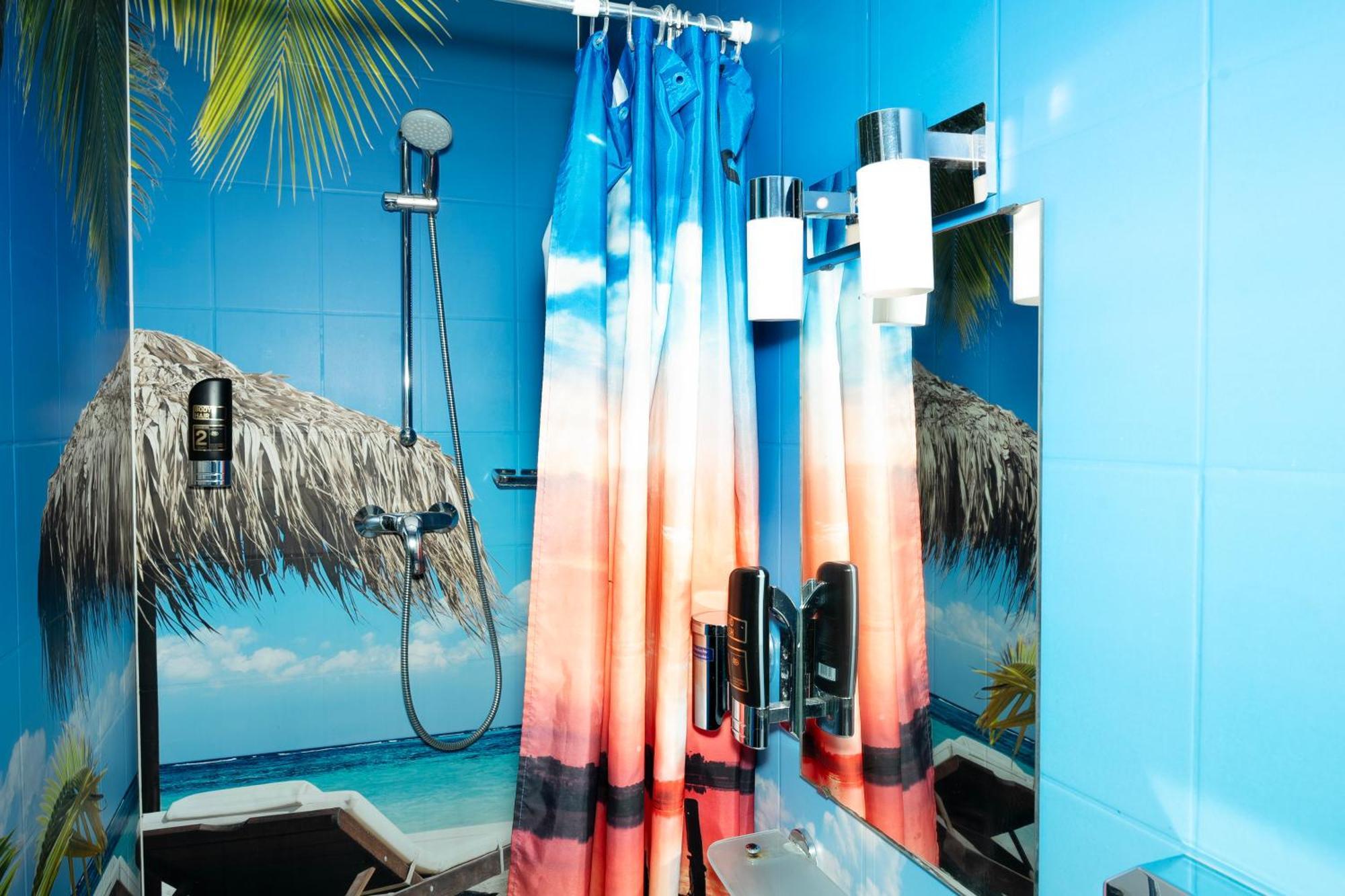 8-Person Studio Beach Theme