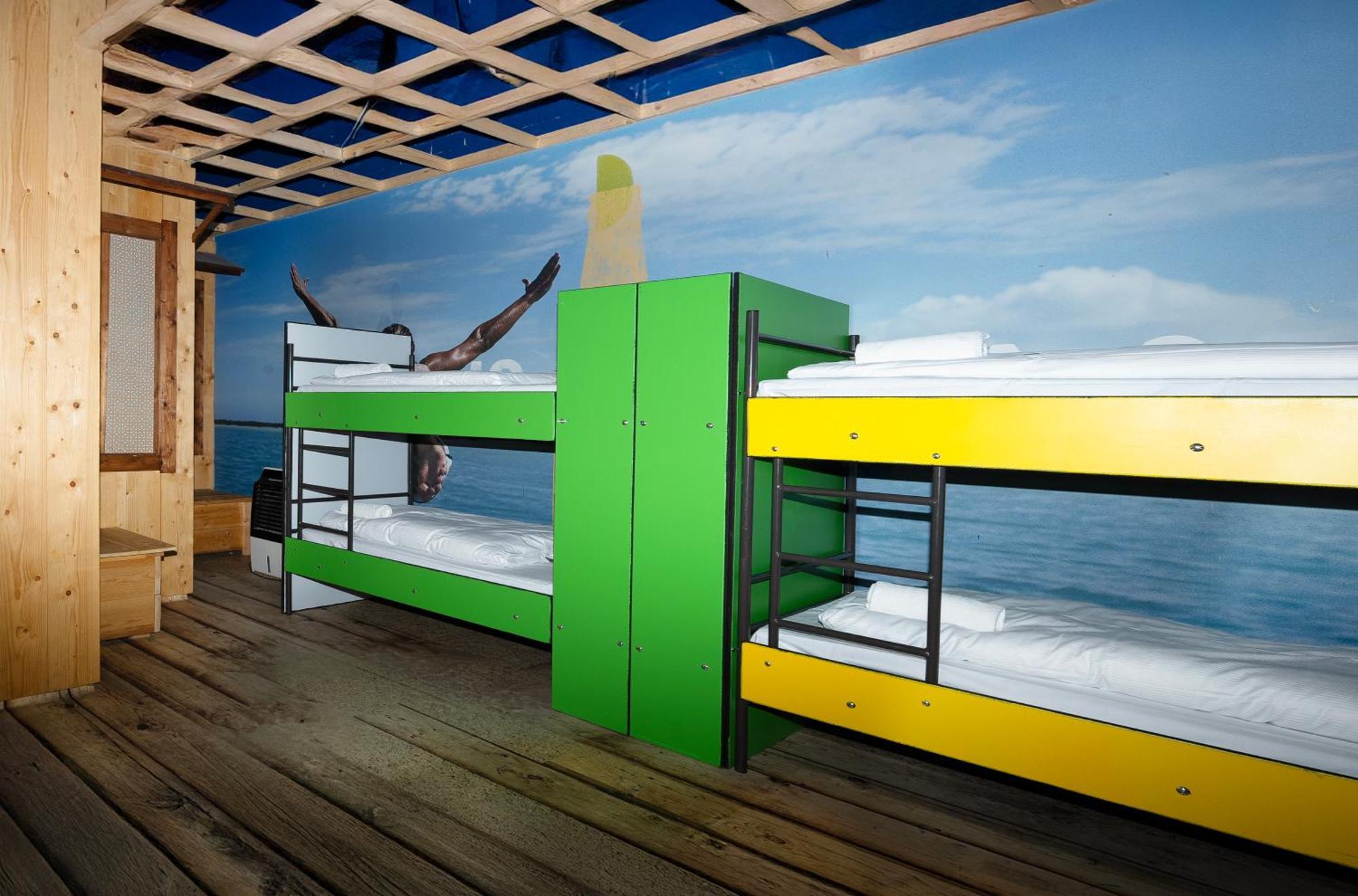 8-Person Studio Beach Theme