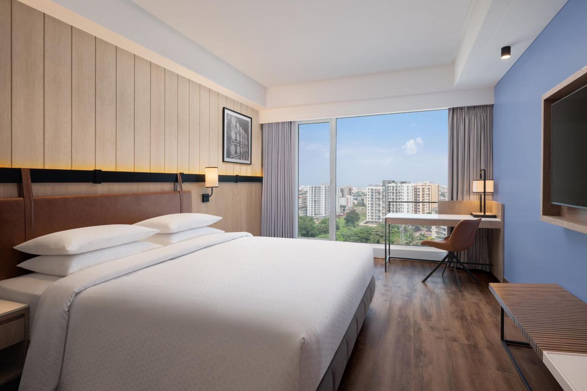 Deluxe Guest Room, 1 King, City View