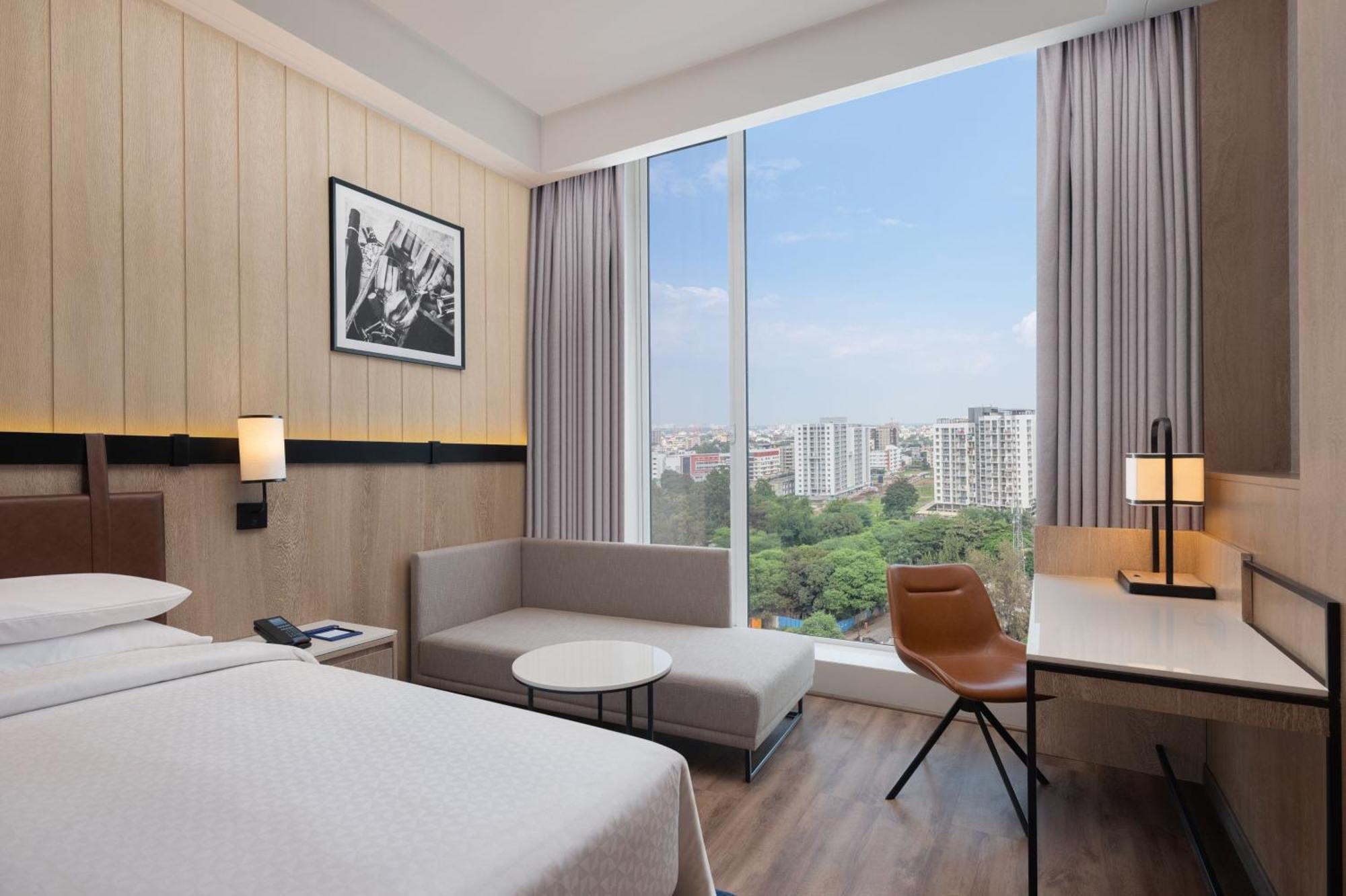 Superior, Guest Room, 1 King, City View