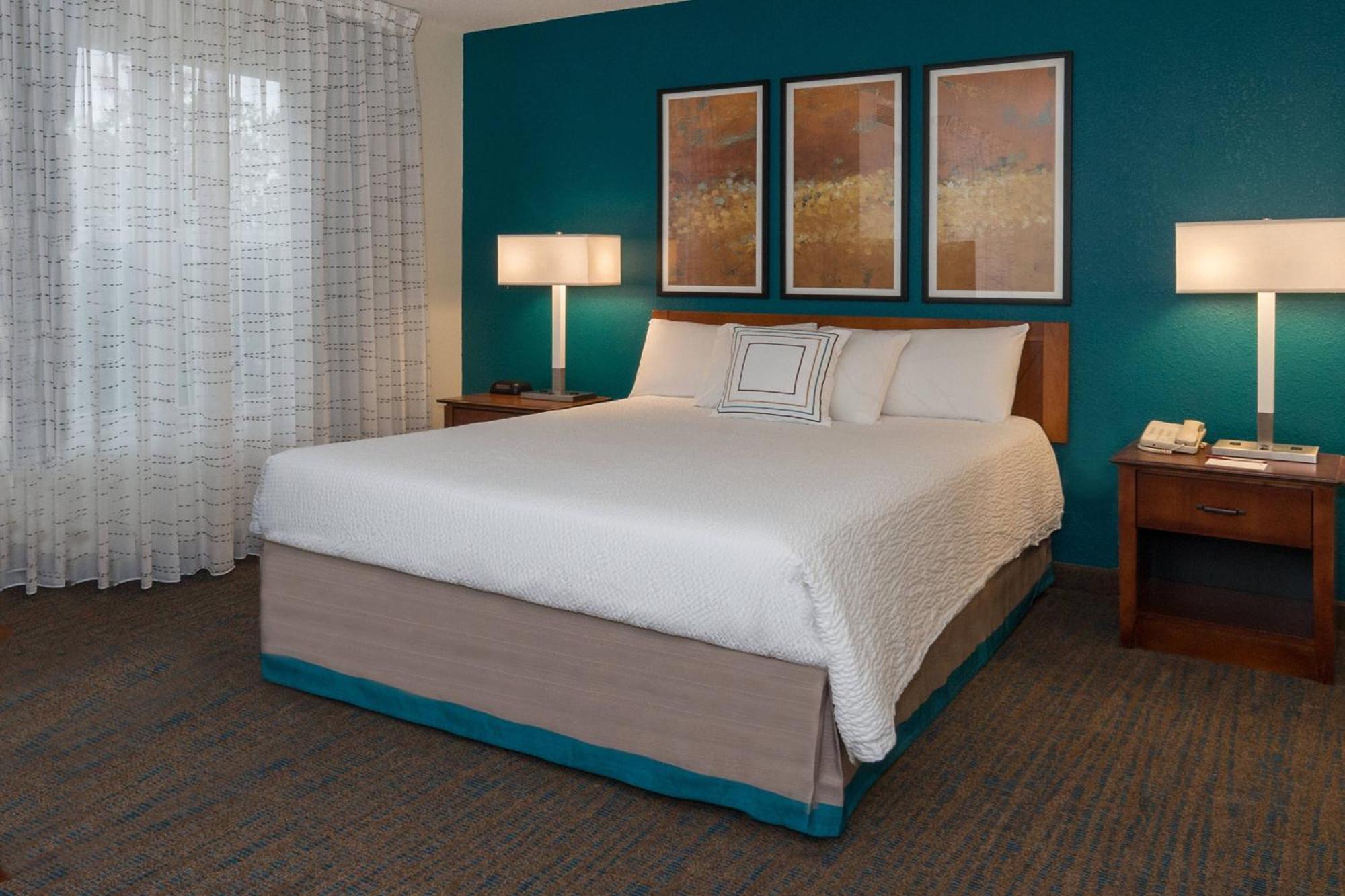 One-Bedroom Queen Suite