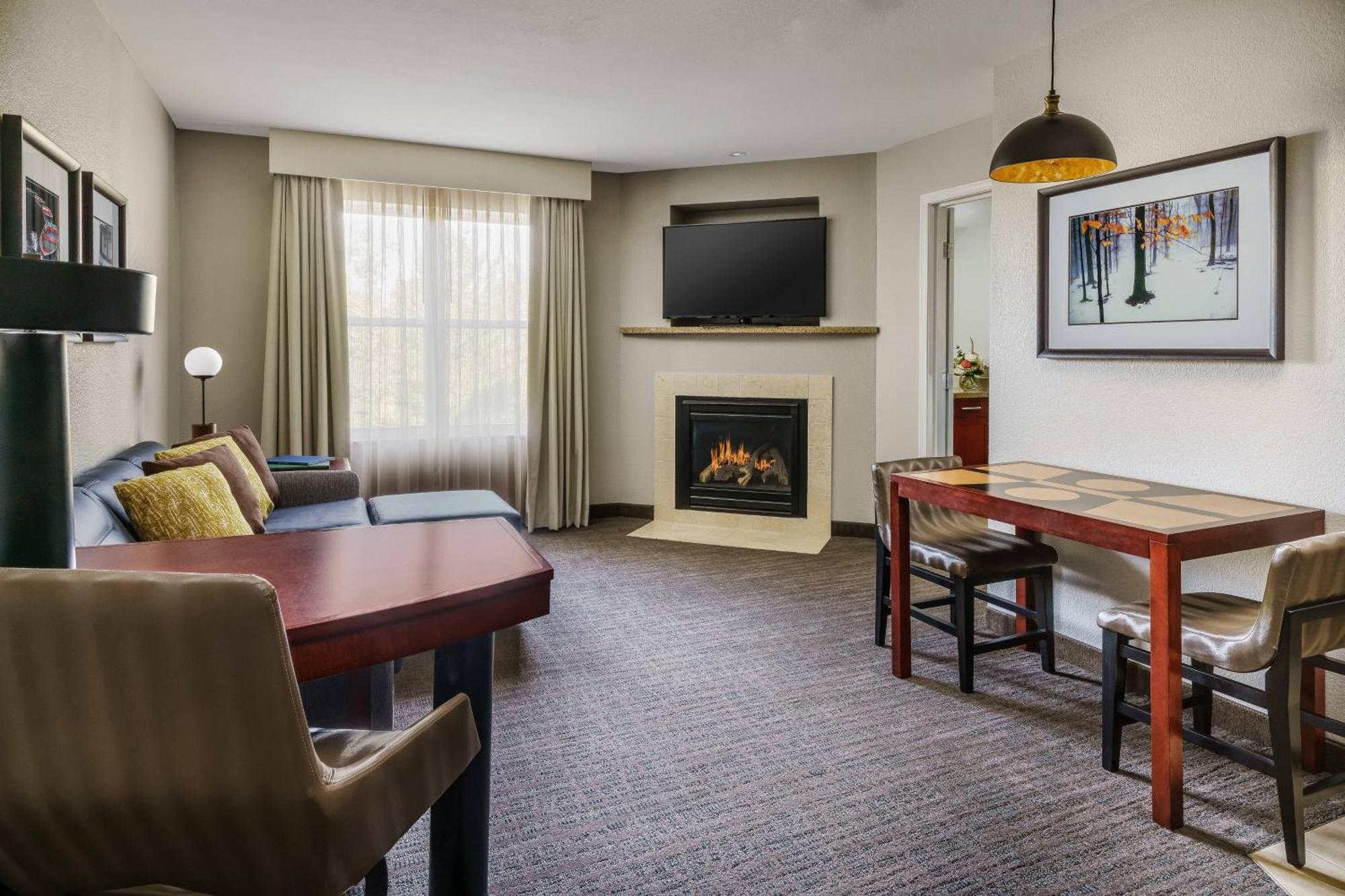 Deluxe One-Bedroom King Suite