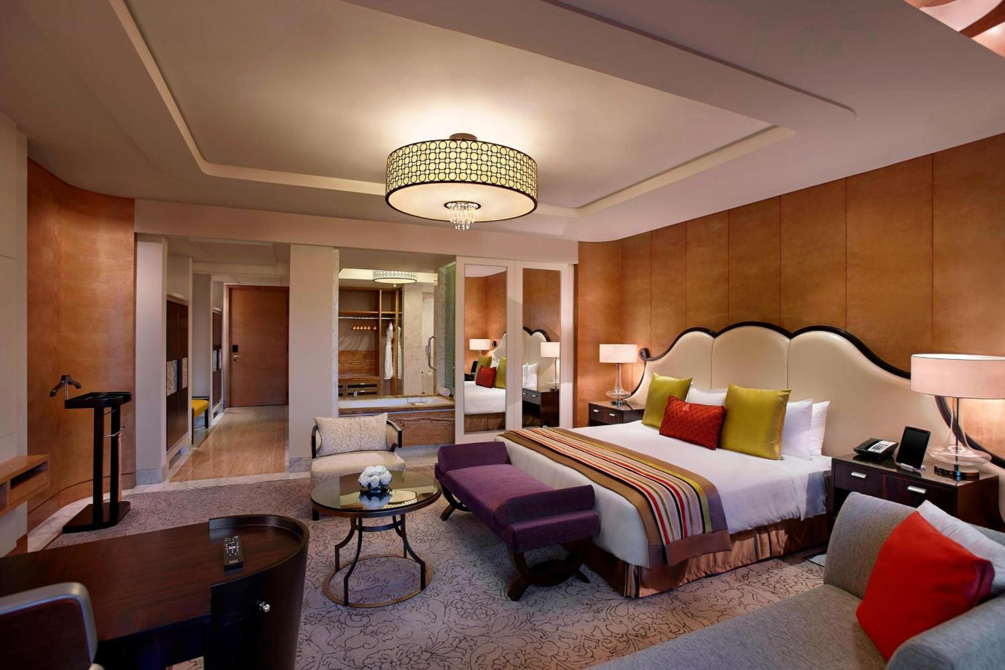 Towers Larger Guest room 1 King or 2 Twin or Single Beds