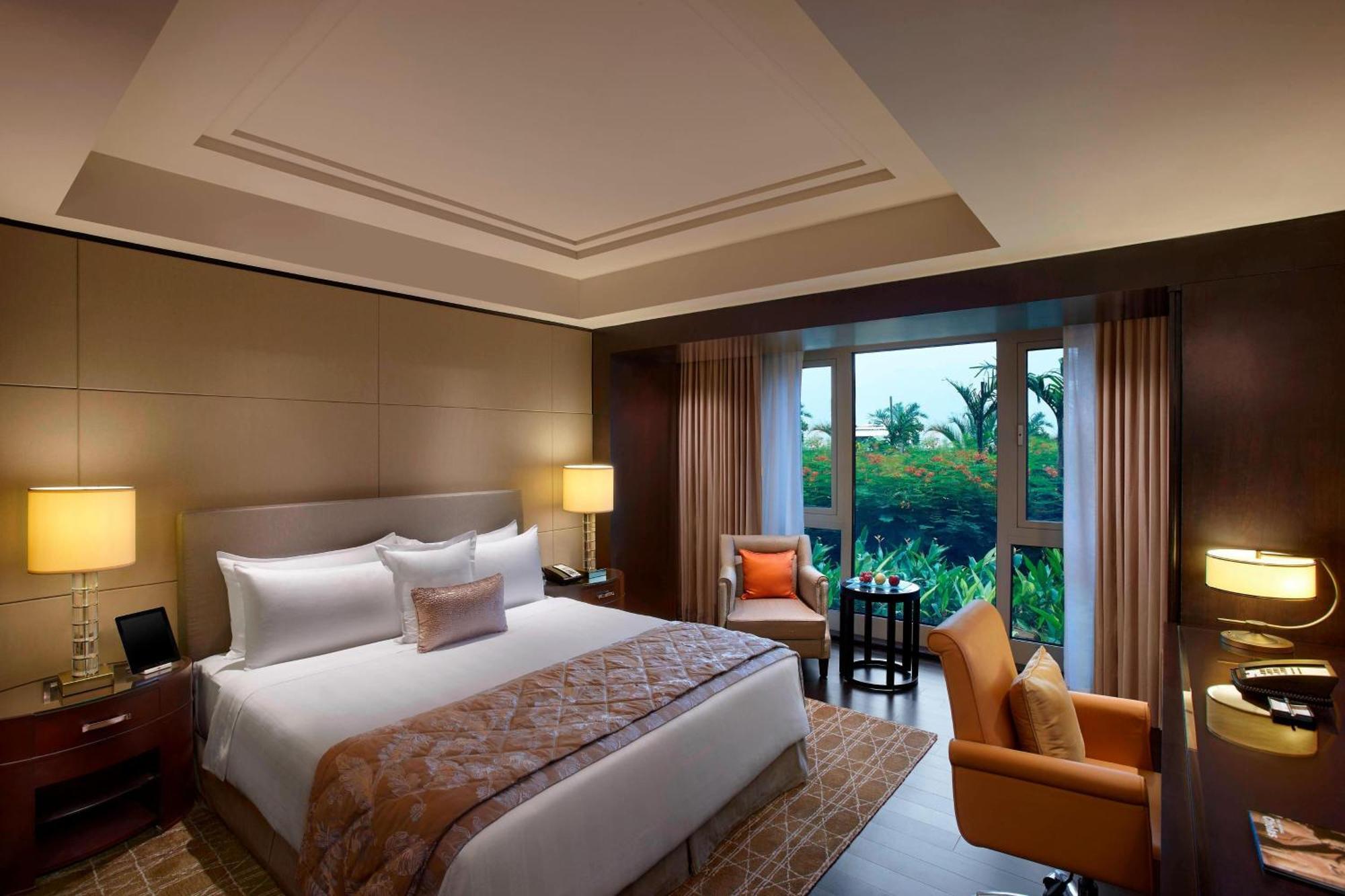 Executive Club Guest room 1 Queen or 2 Twin or Single Beds