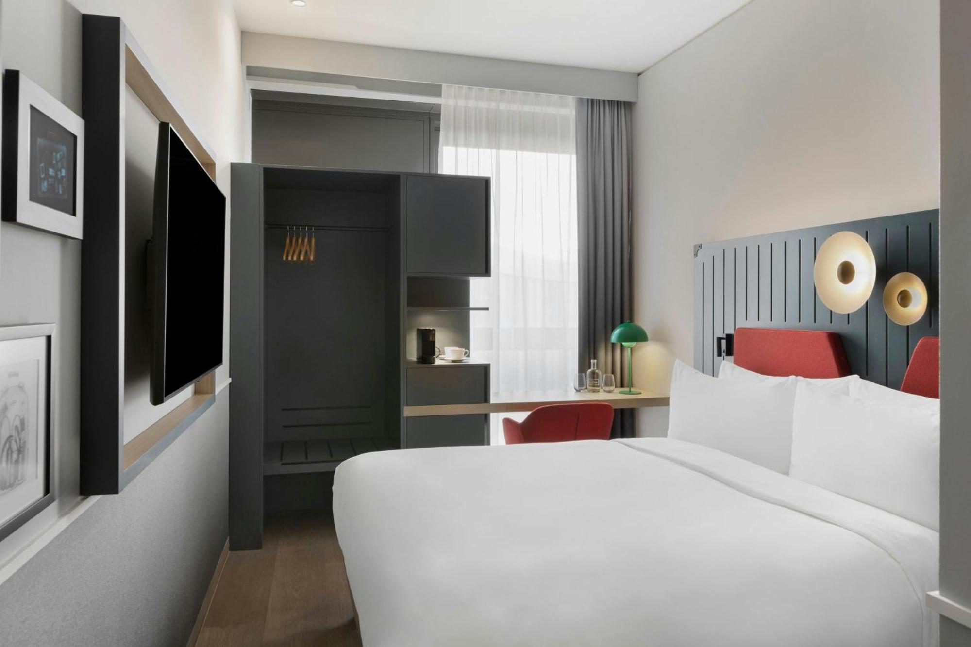 Deluxe King Room Courtyard View