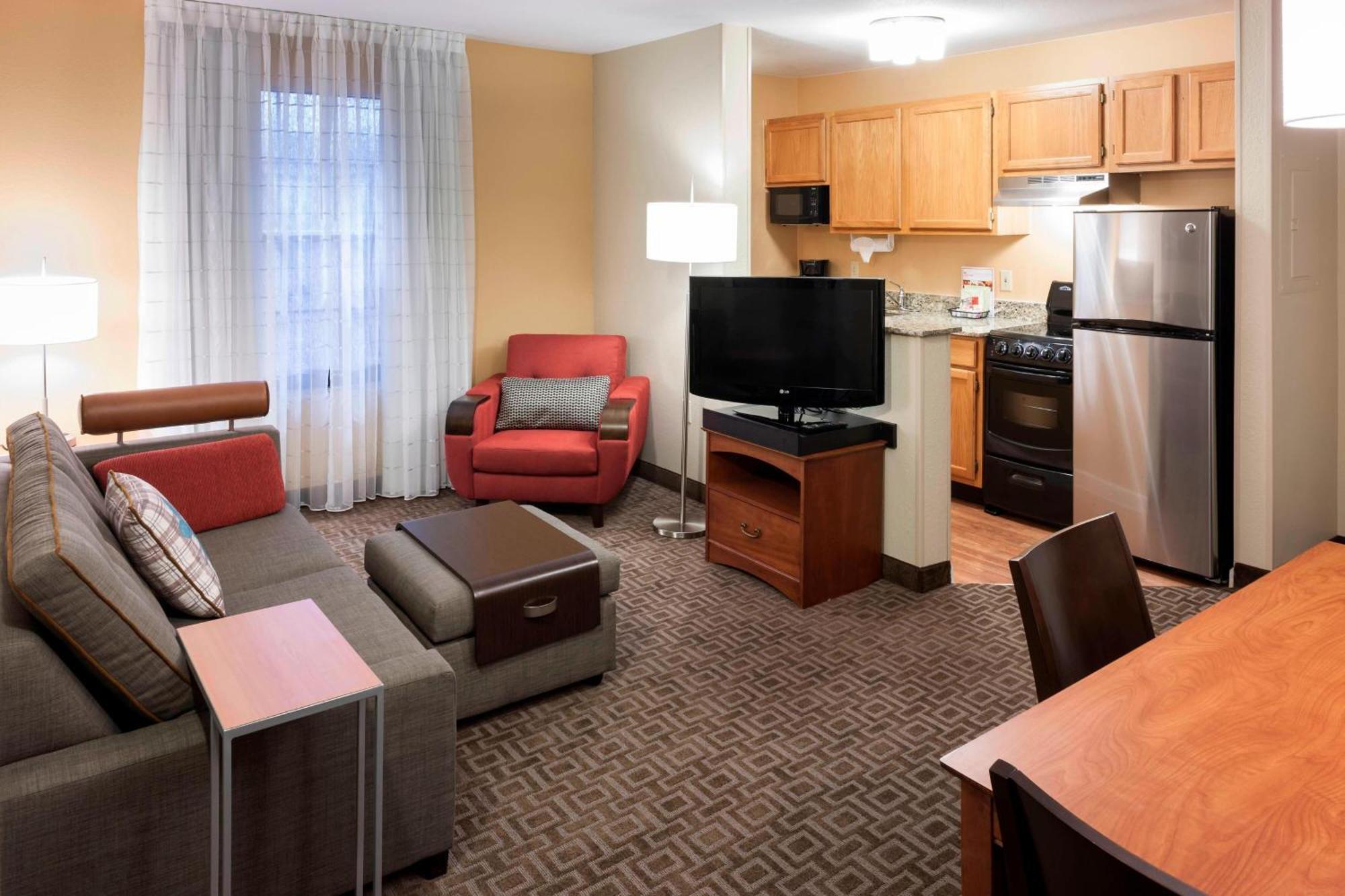 Two-Bedroom Queen Suite