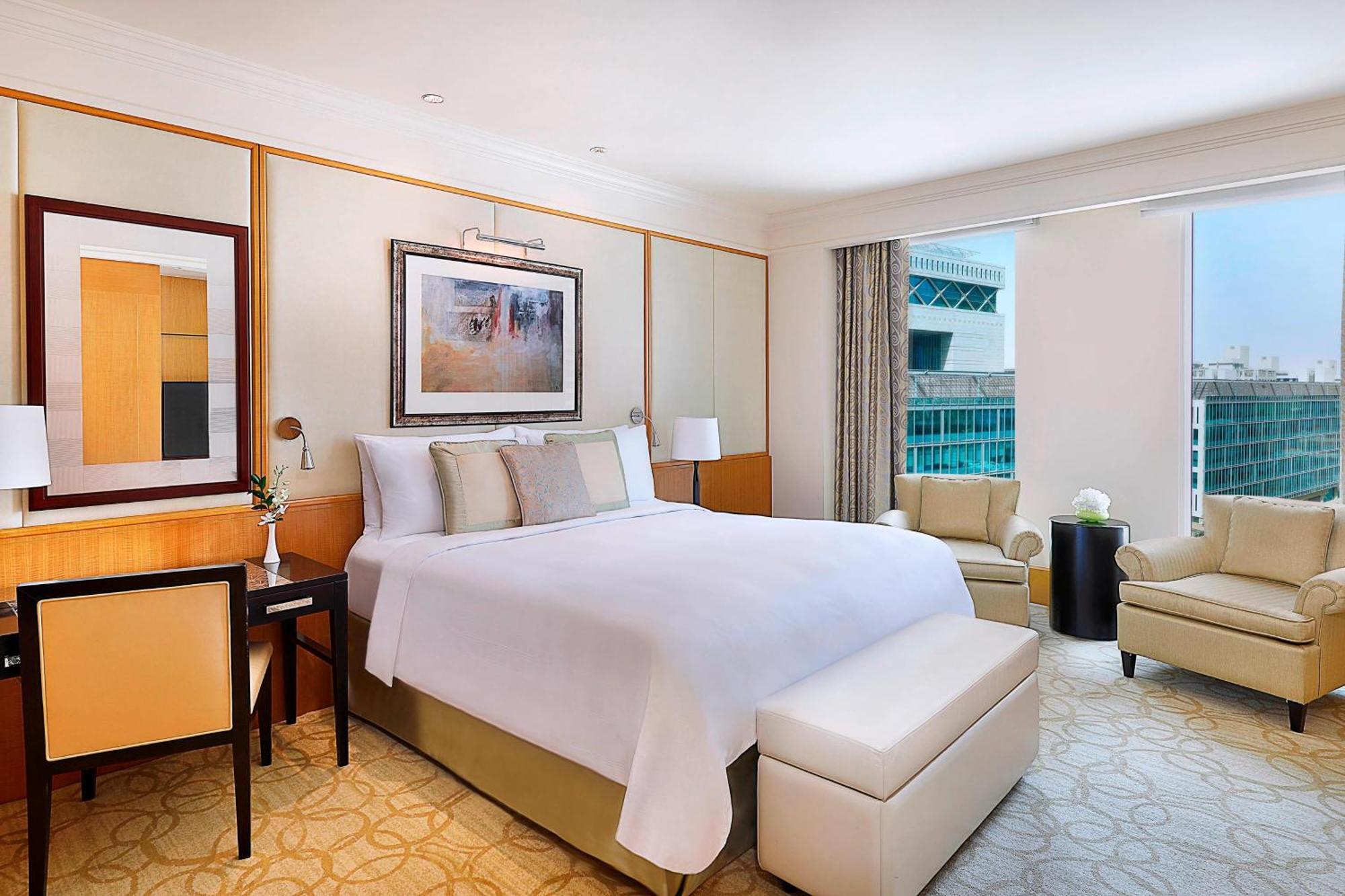 Deluxe Three-Bedroom Apartment