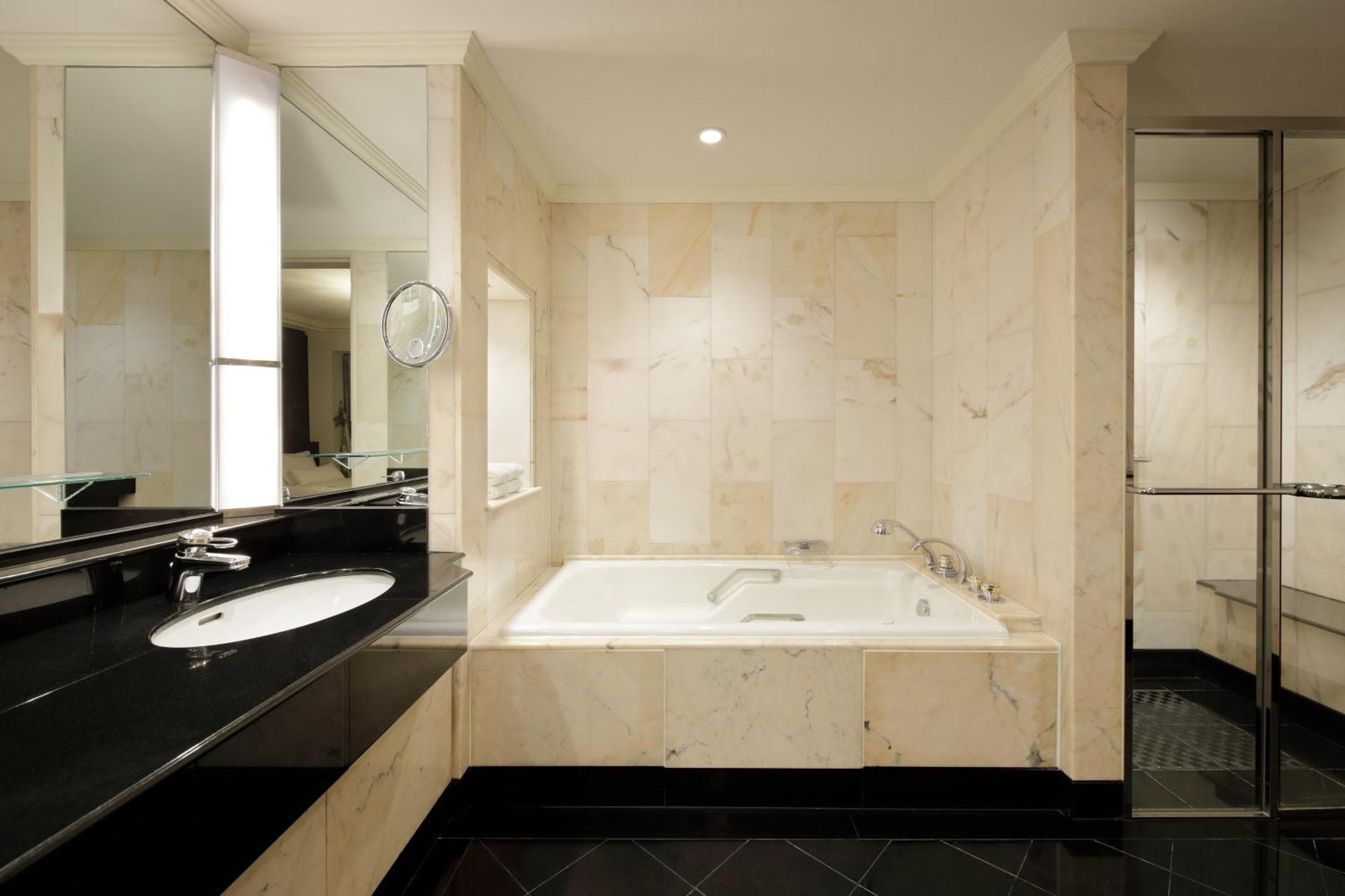 Executive King Suite High Floor or Executive Lounge Access