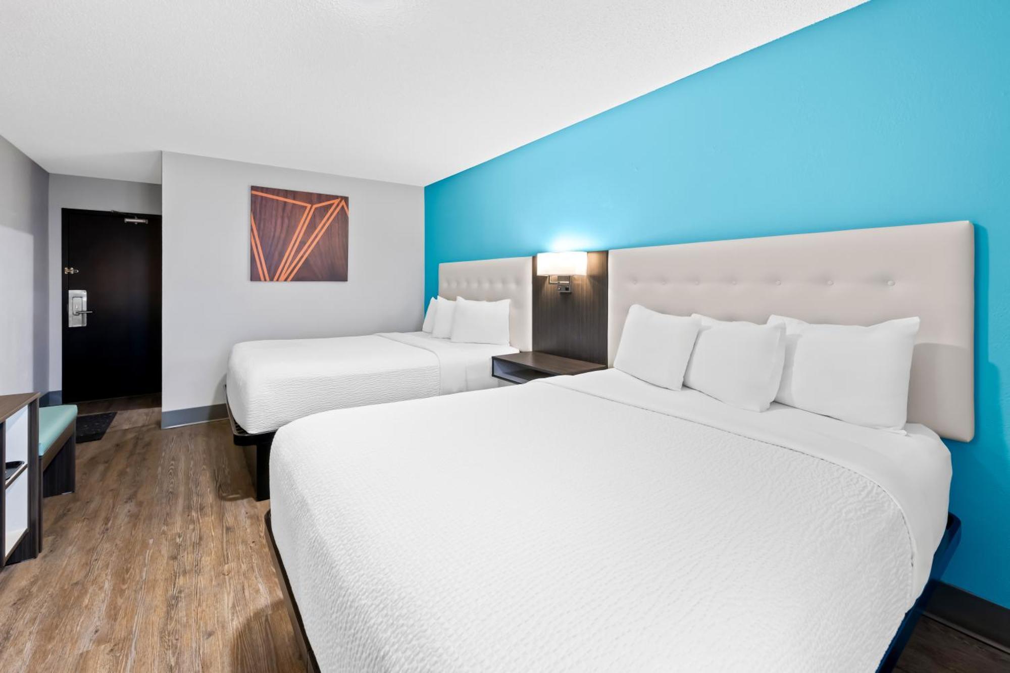 Superior Queen Room - Mobility Accessible Room with Roll-In Shower/No Pets/Non-Smoking