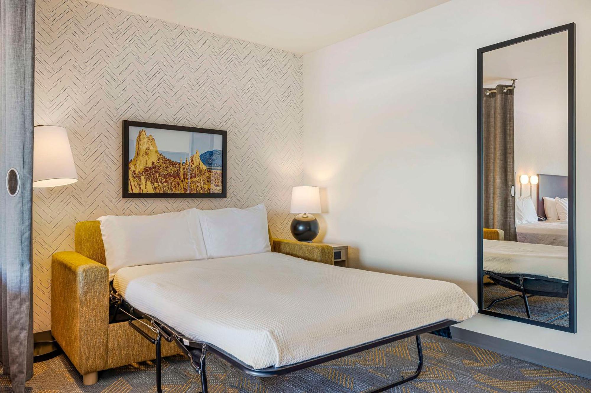 Queen Studio Suite with Mountain View