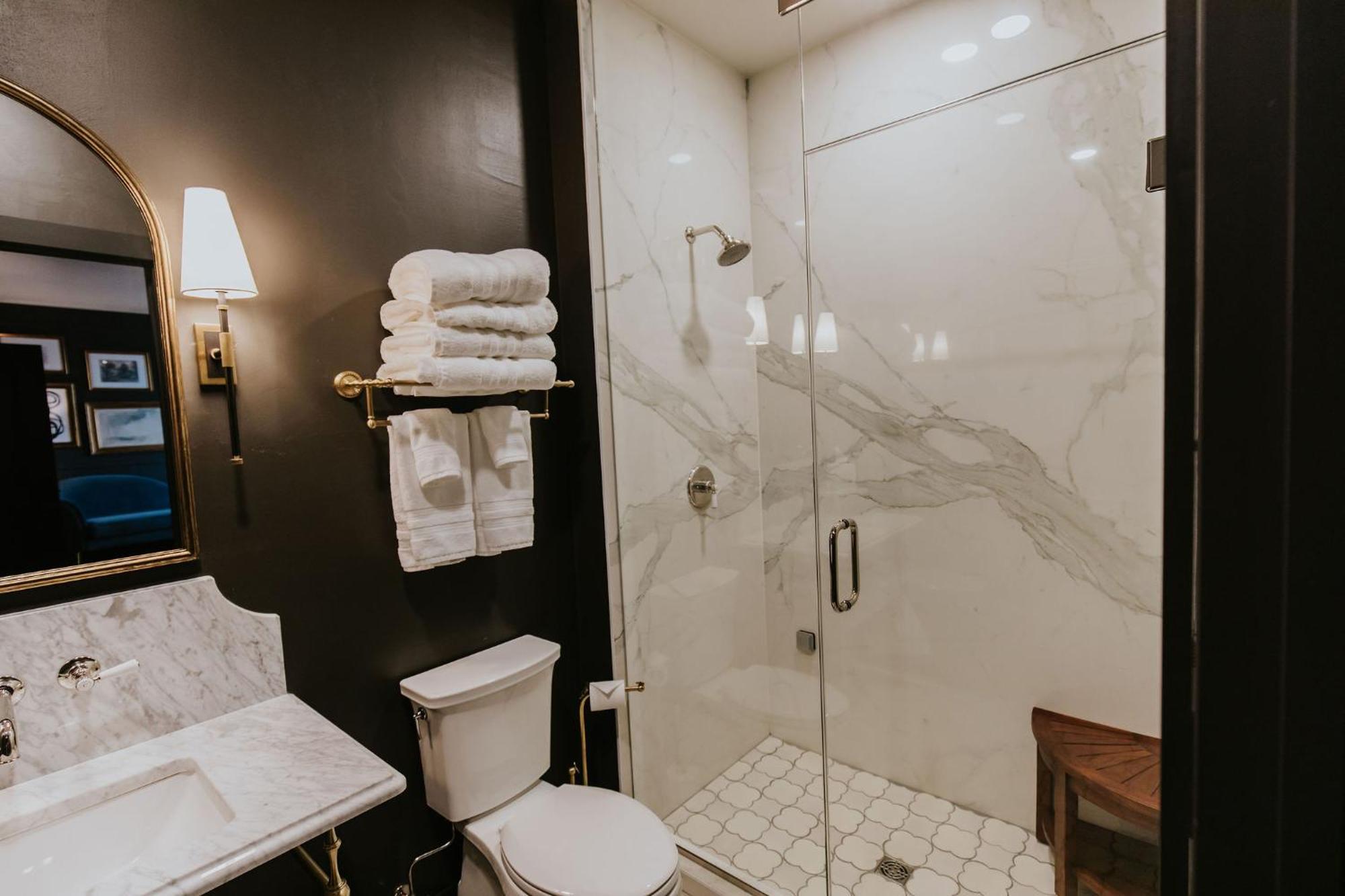 Deluxe Suite Spa Bath