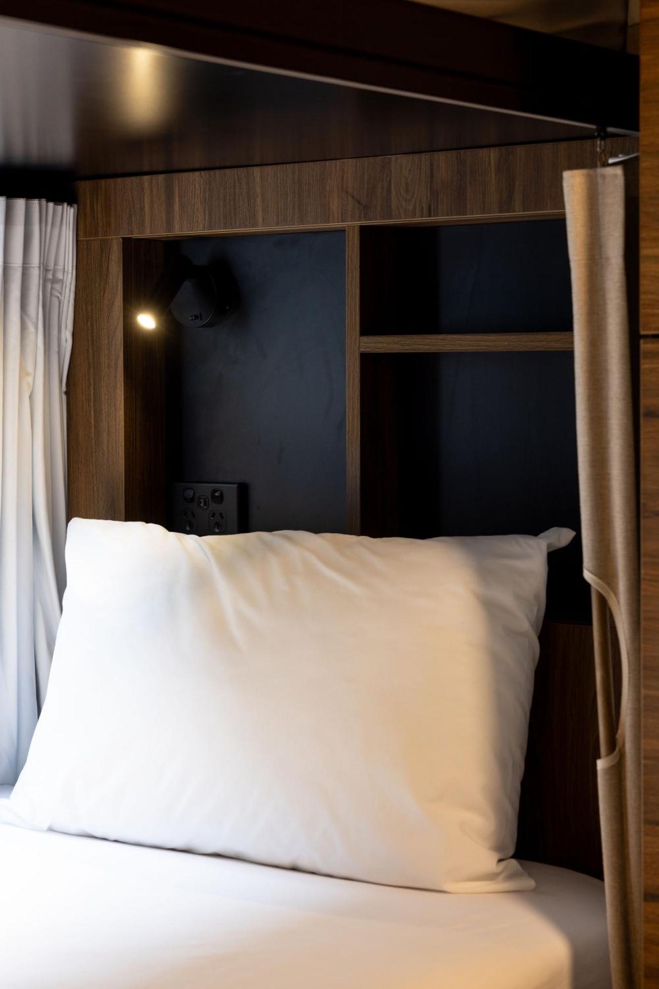 Bed in 6-Bed Dormitory Room - Lake View