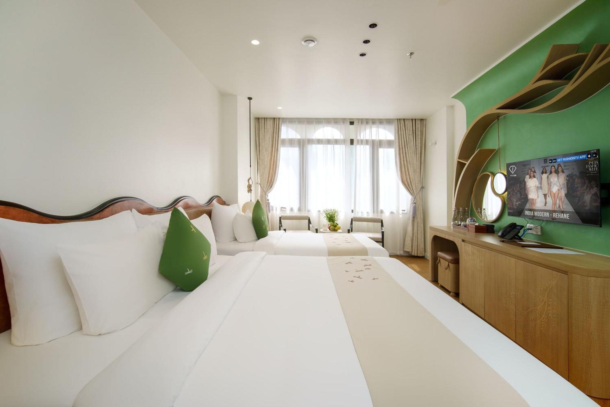 Luxury Deluxe Triple Room City View Once-time minibar