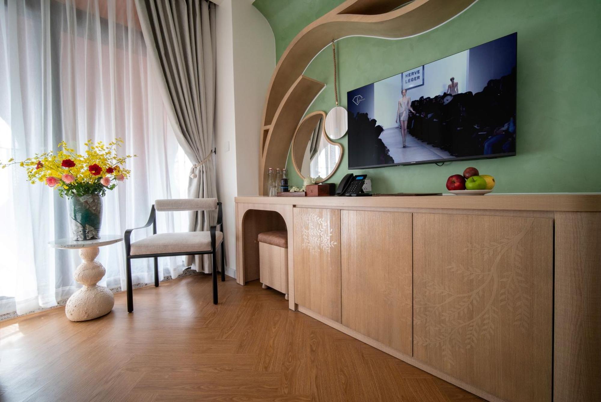 ME Family Suite High-Floor City View Once-time minibar