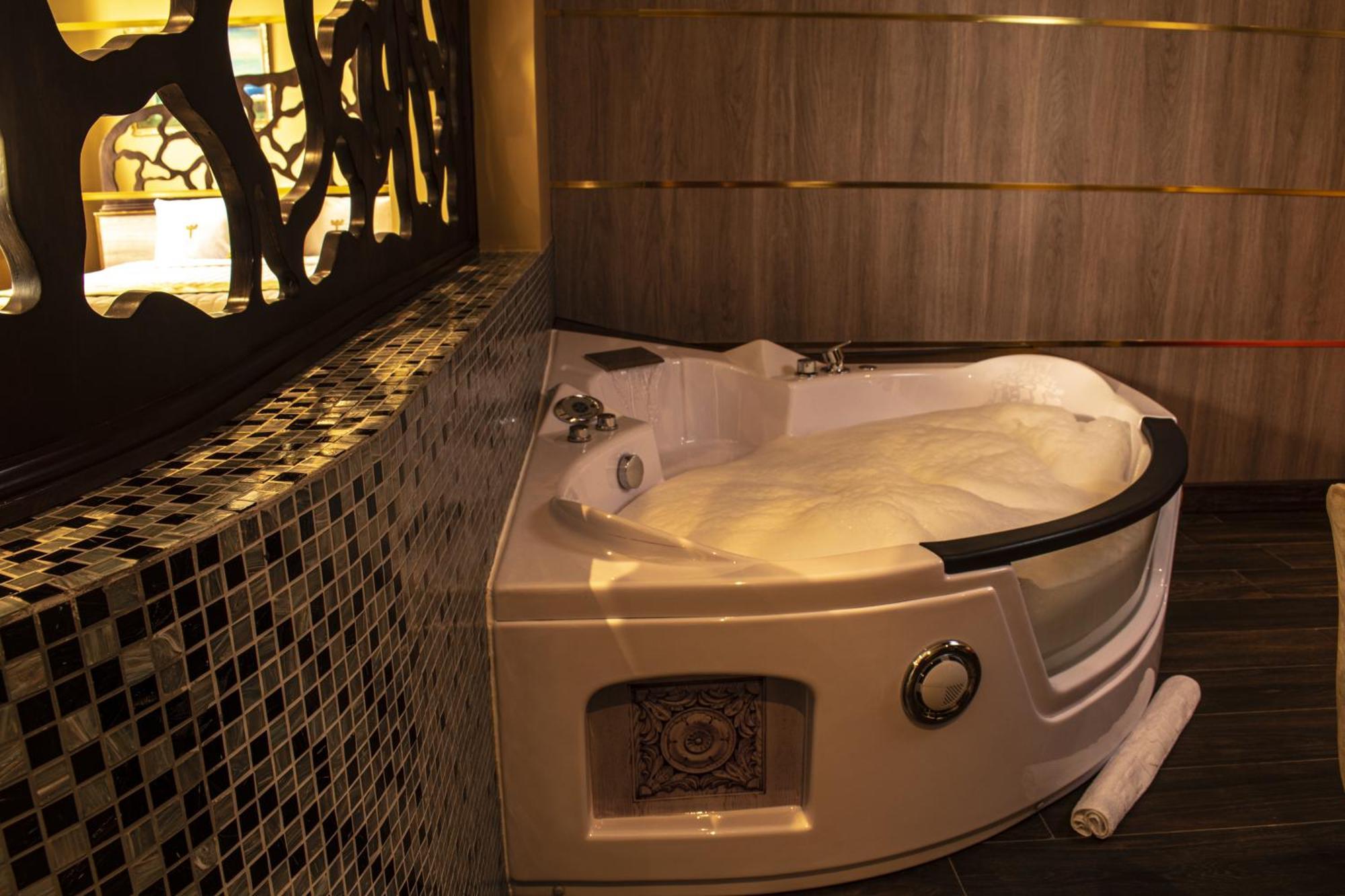 King Suite Spa Bath