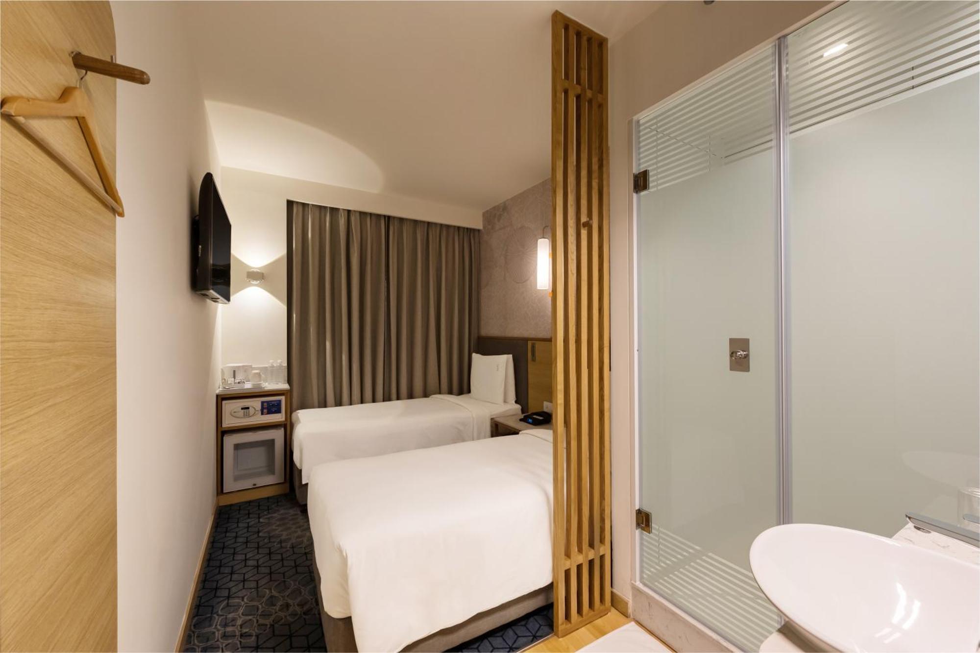 Standard Room Two Single Beds Early check by 1pm Late check out by 2pm on Laundry