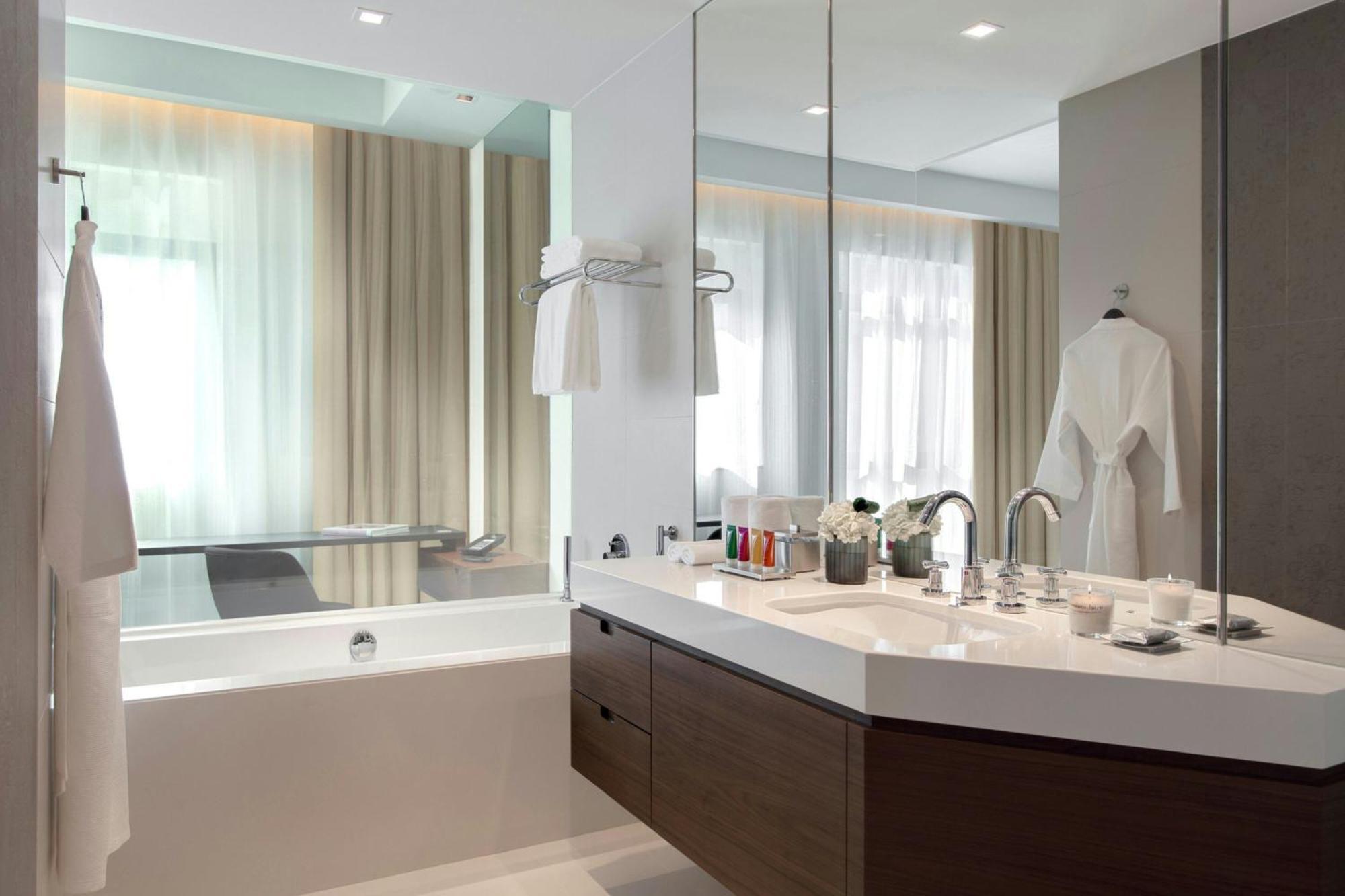 Deluxe King Room City View