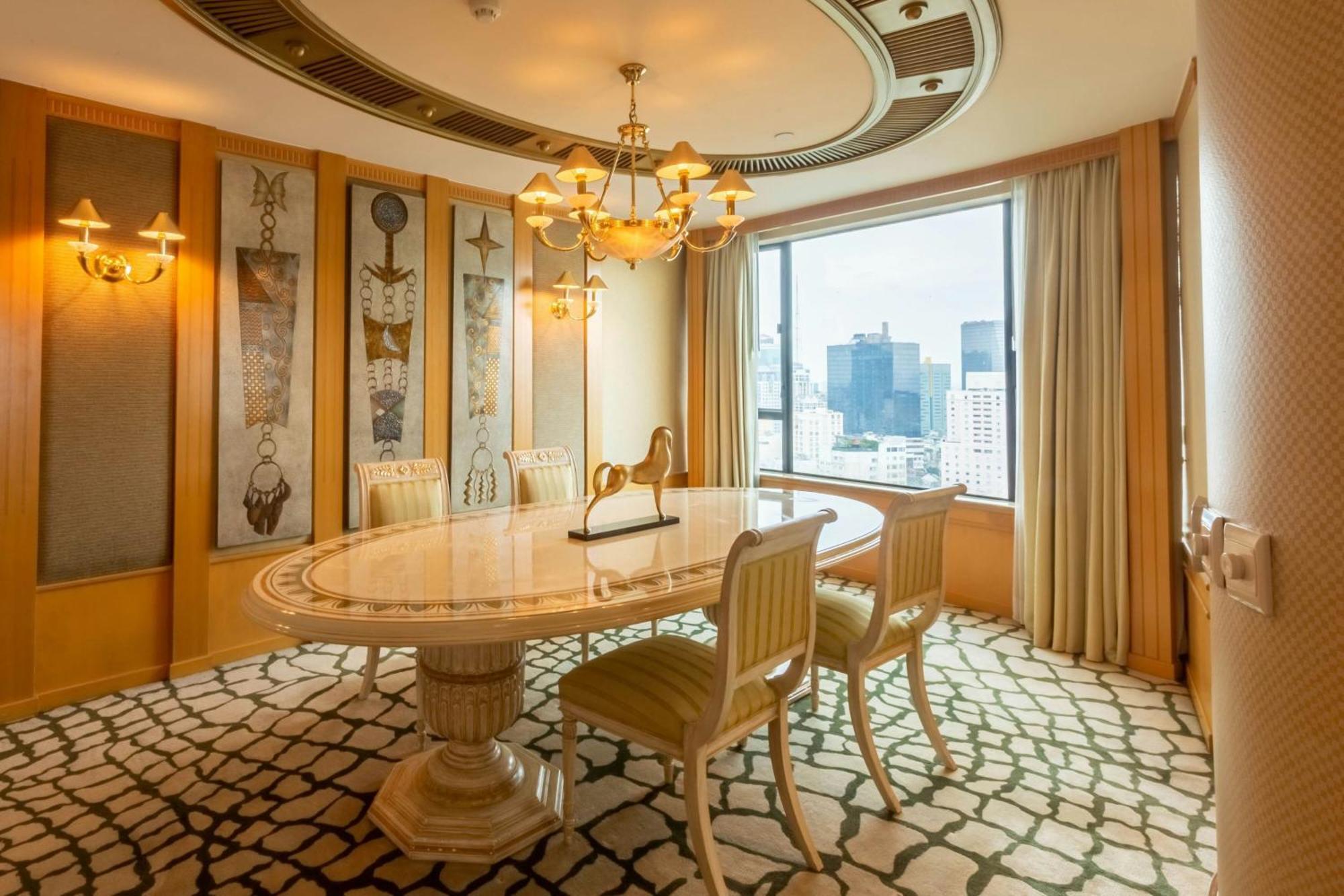 Presidential King Suite River View Club Level