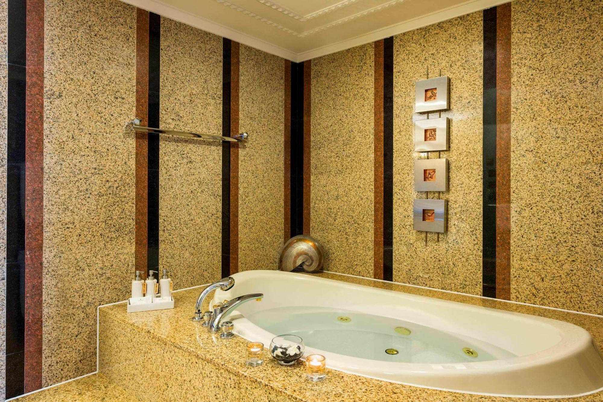 Presidential King Suite River View Club Level