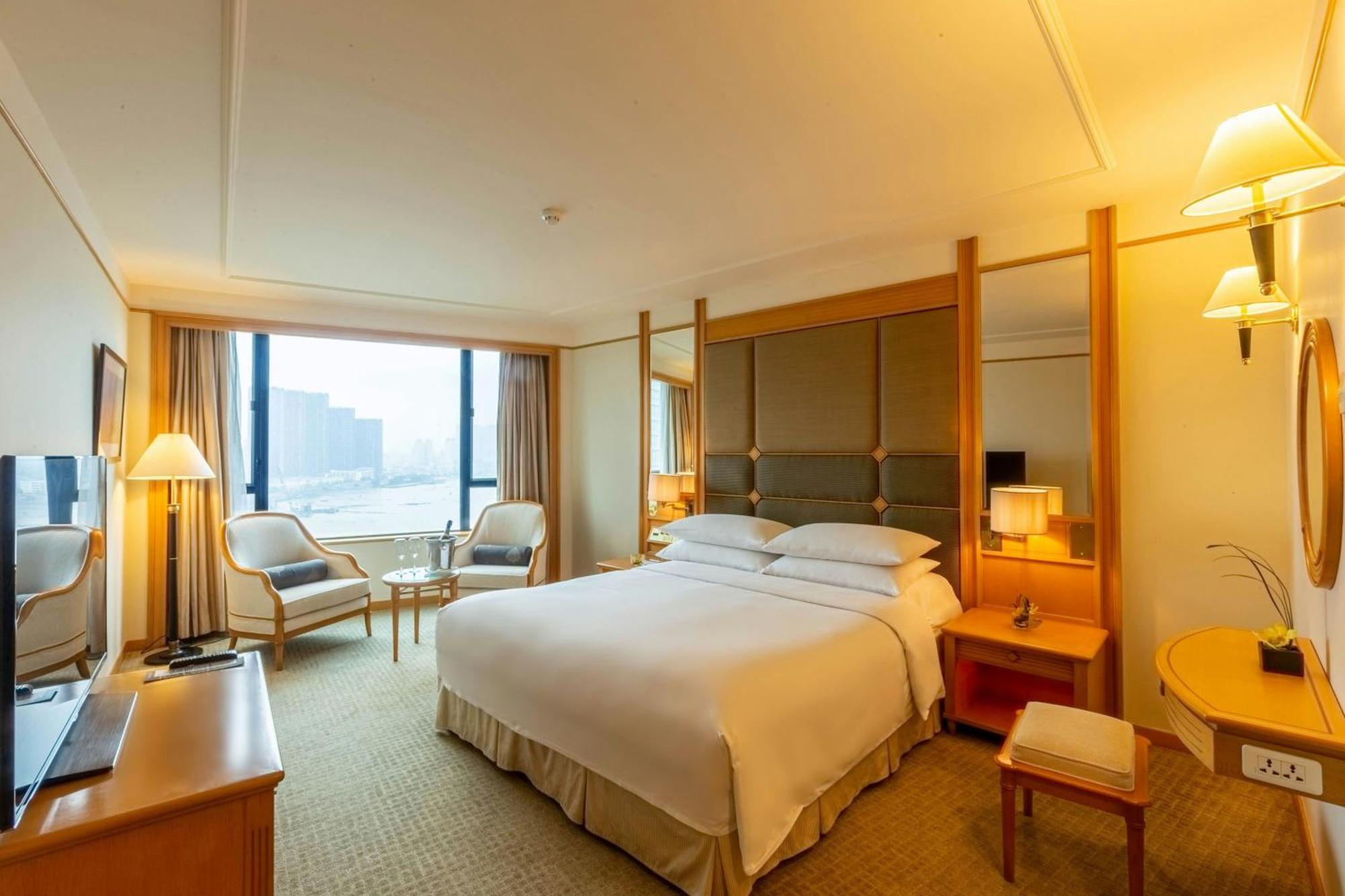 Presidential King Suite River View Club Level