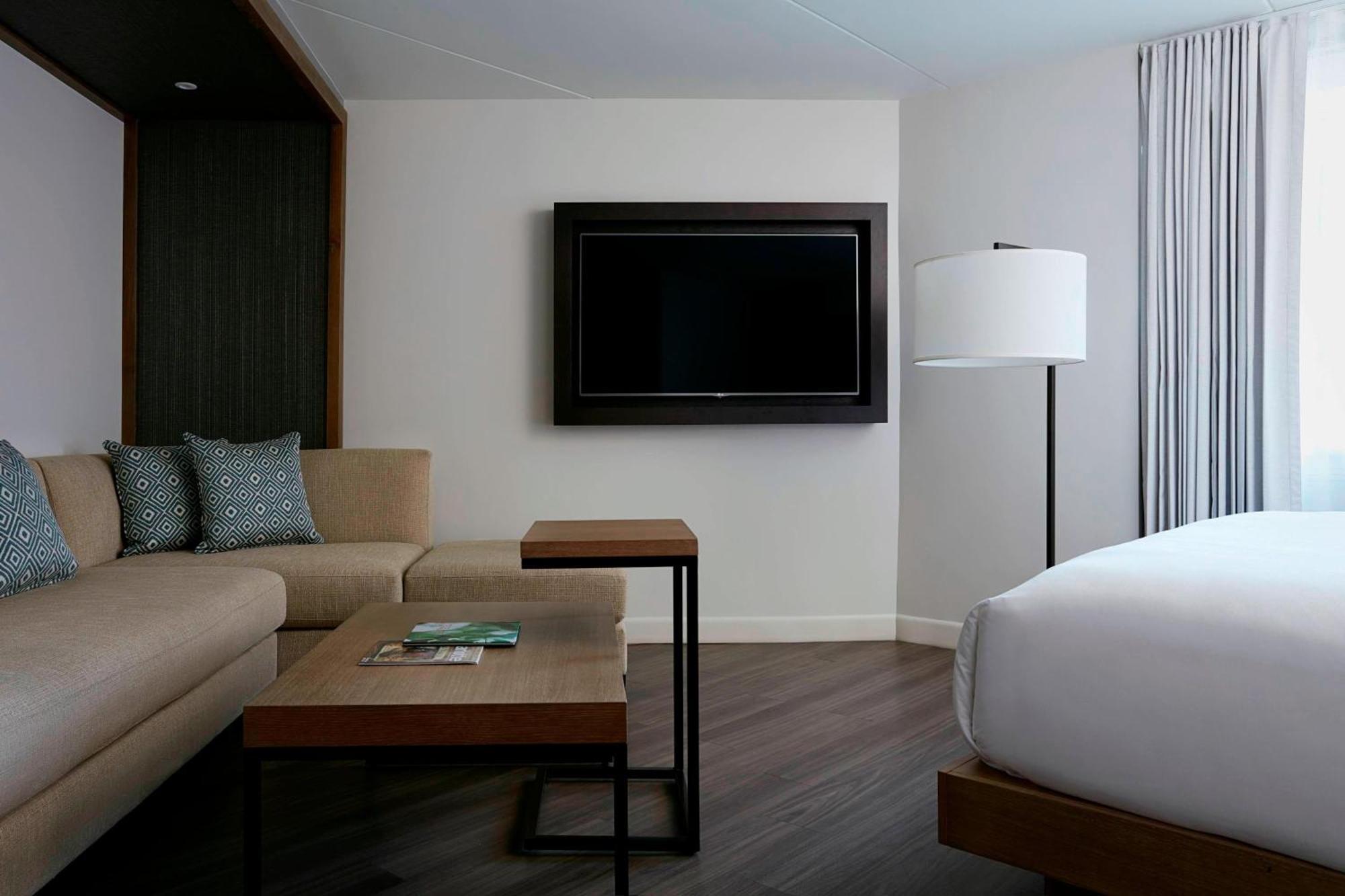 Corner King, Larger Guest room, 1 King, Corner room,1643159609:JPEG