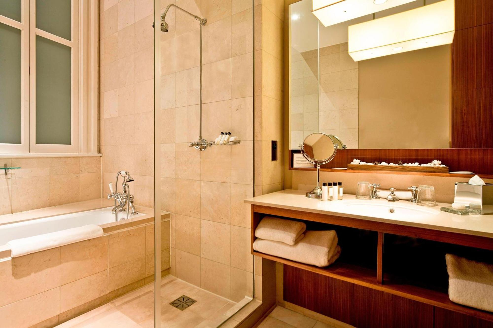 Deluxe Larger Guest room 1 Queen