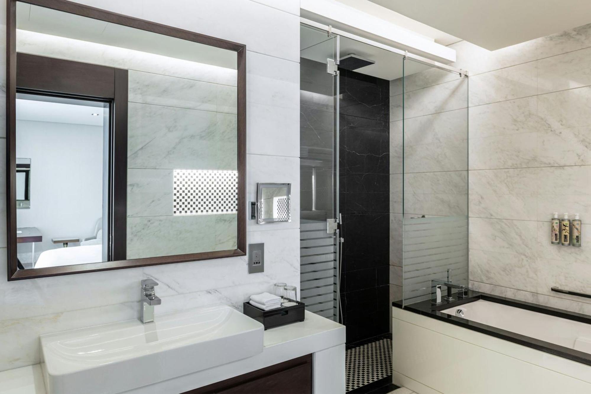 Superior King Room City View Complimentary Shuttle to Dubai Mall Bay Metro Station & Kite Beach