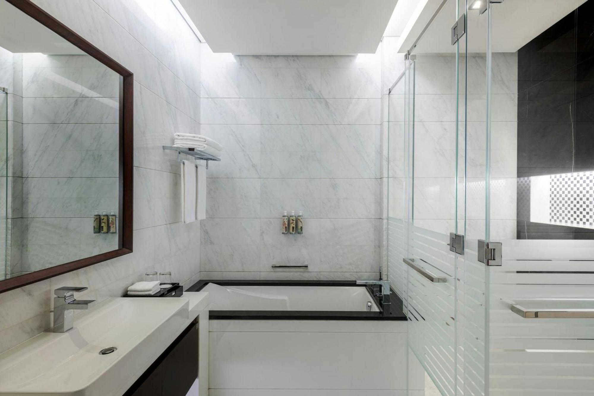 Deluxe King Room Bay View Complimentary Shuttle to Dubai Mall Bay Metro Station & Kite Beach