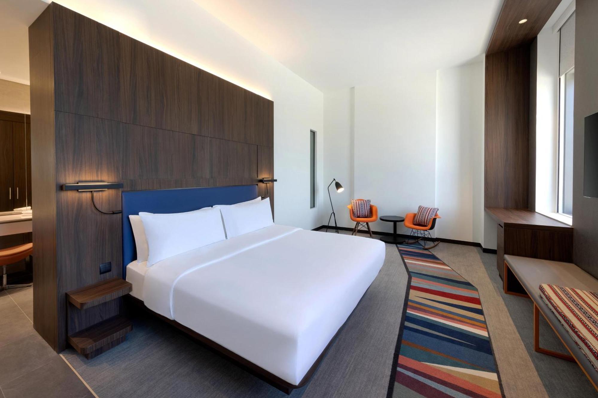 Savvy Guest Room 1 King Bed
