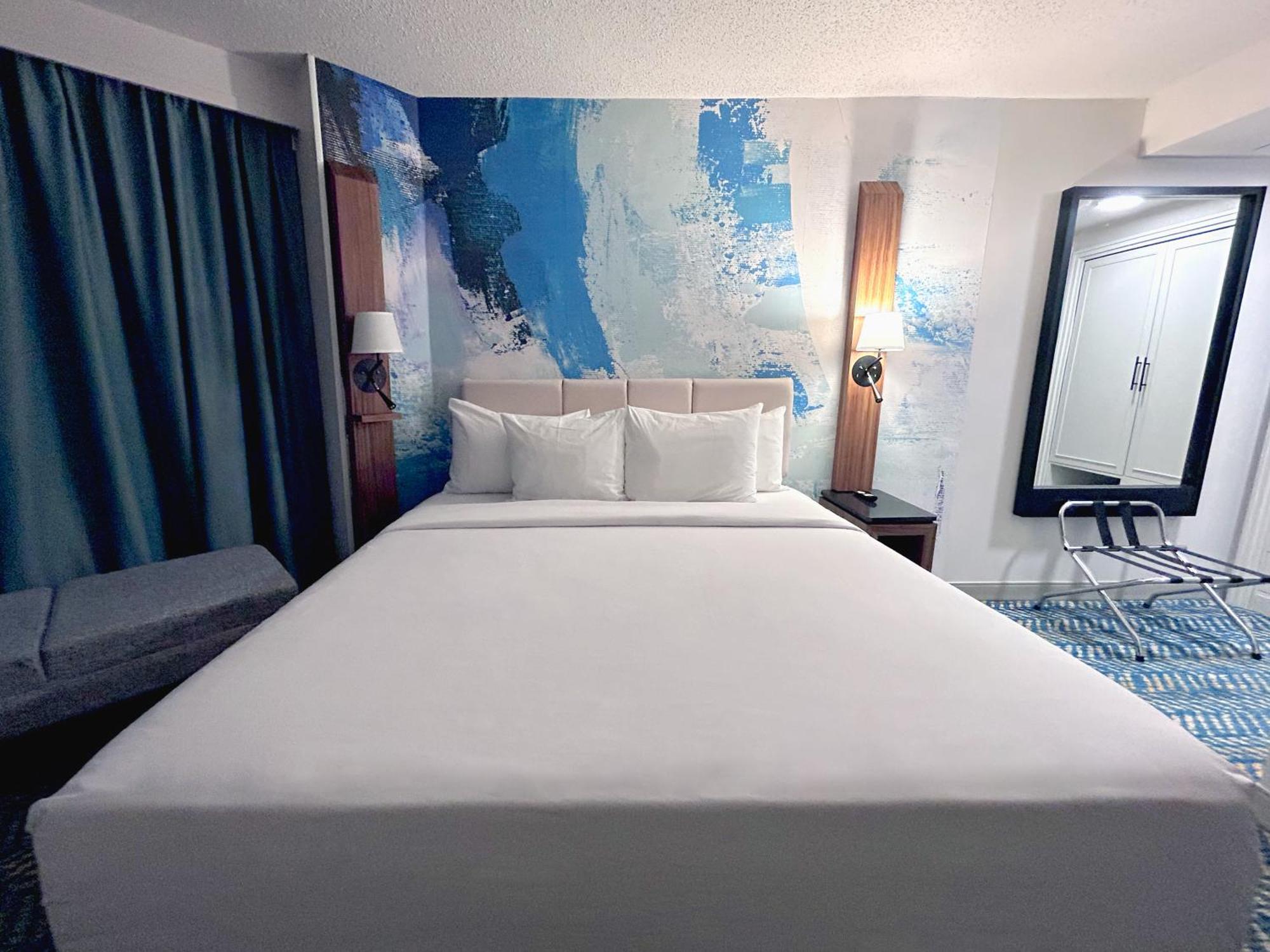 One-Bedroom Queen Suite Non-Smoking