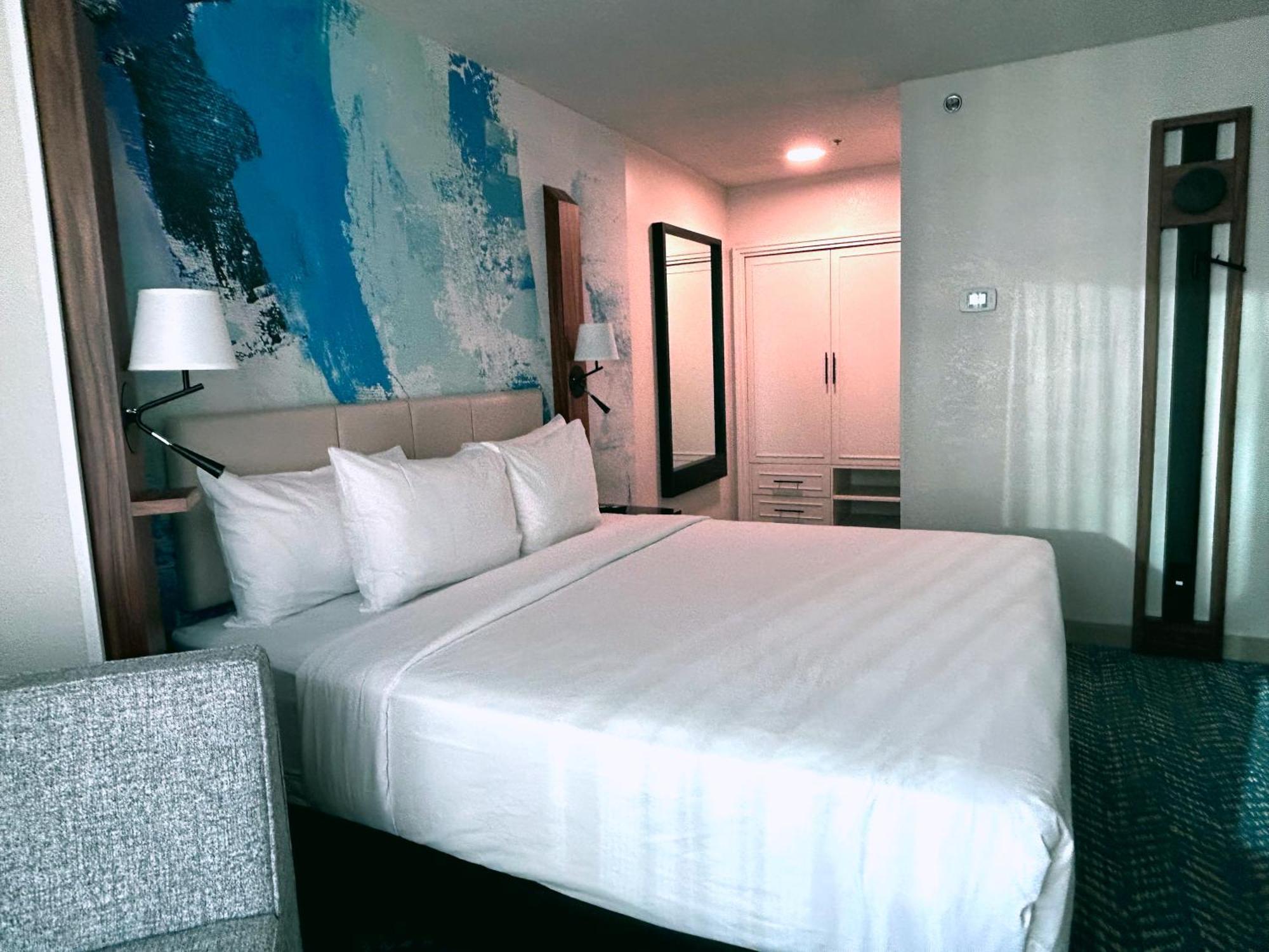 One-Bedroom Queen Suite Non-Smoking