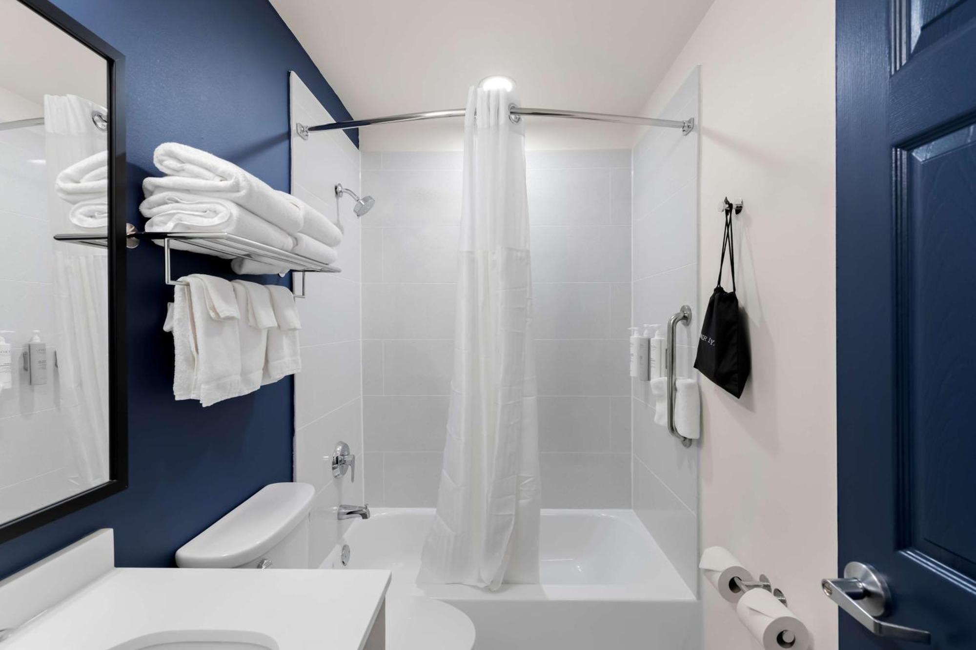 Queen Room with Two Queen Beds and Sofa Bed,1645667453:JPEG