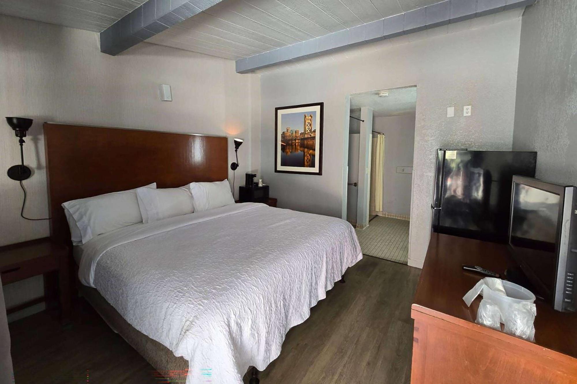 King Room with Tub and Grab Bars - Mobility/Hearing Accessible - Non-Smoking