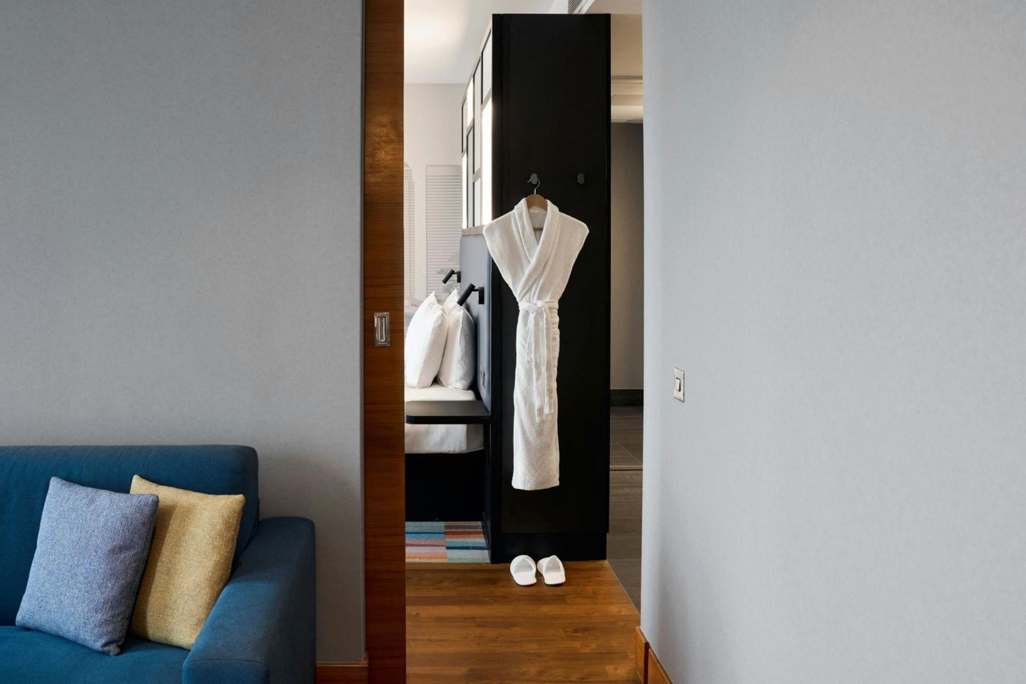 Savvy Suite 1 Bedroom Executive Suite 1 King & Sofa Bed
