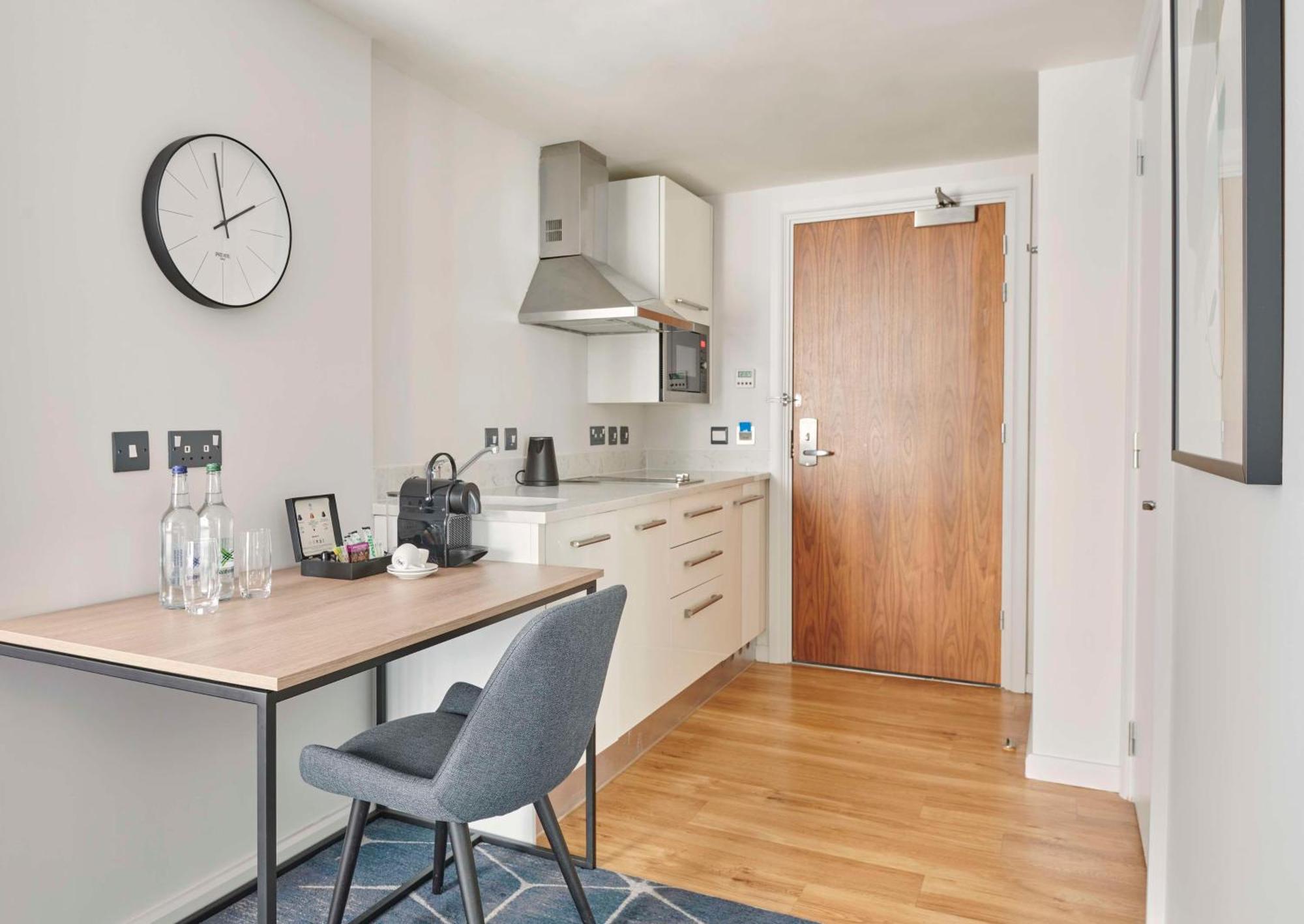 King Studio Cherry Park View Kitchenette