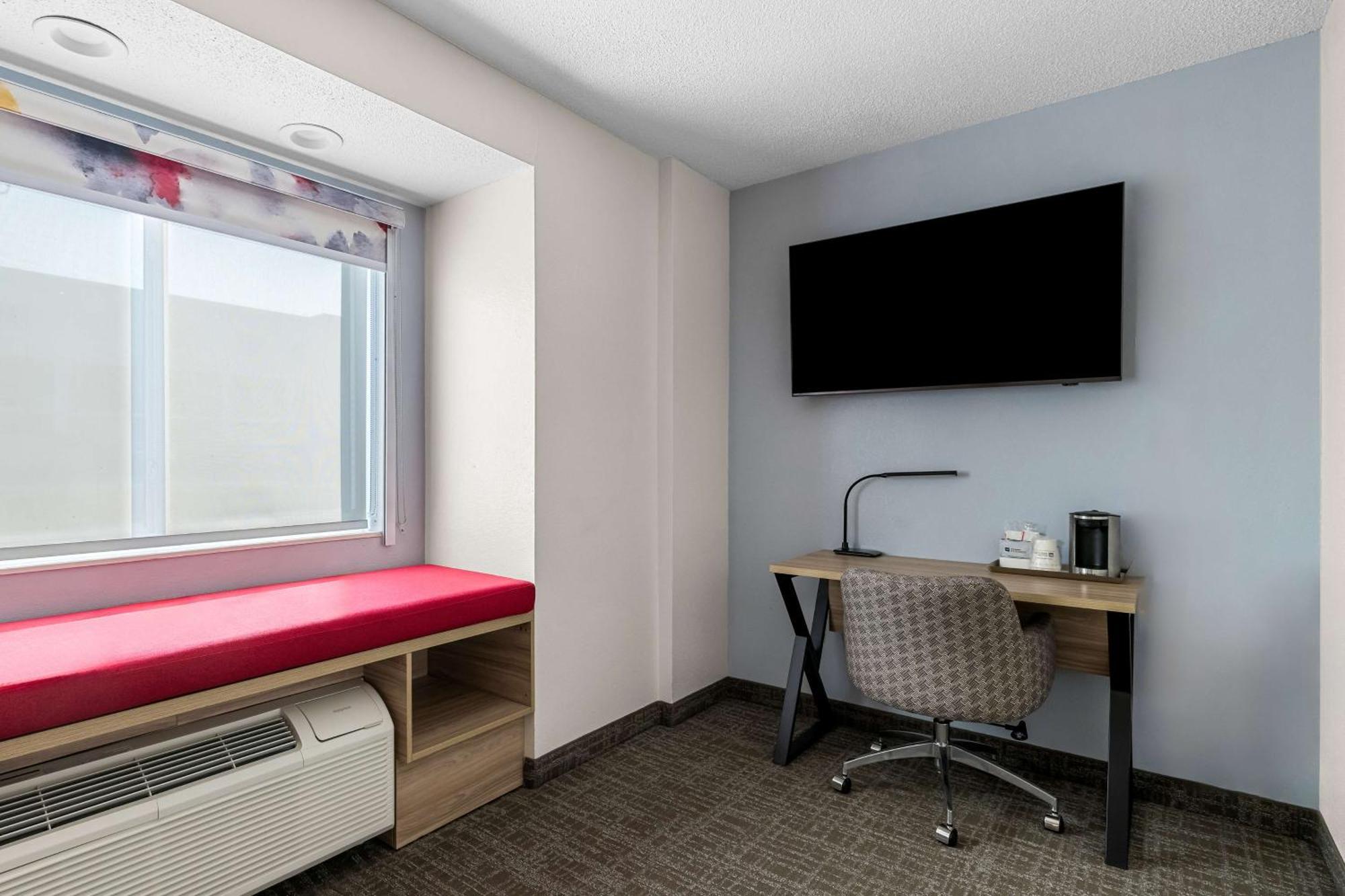 Queen Suite with Two Queen Beds and Bath Tub - Disability Access/Non-Smoking