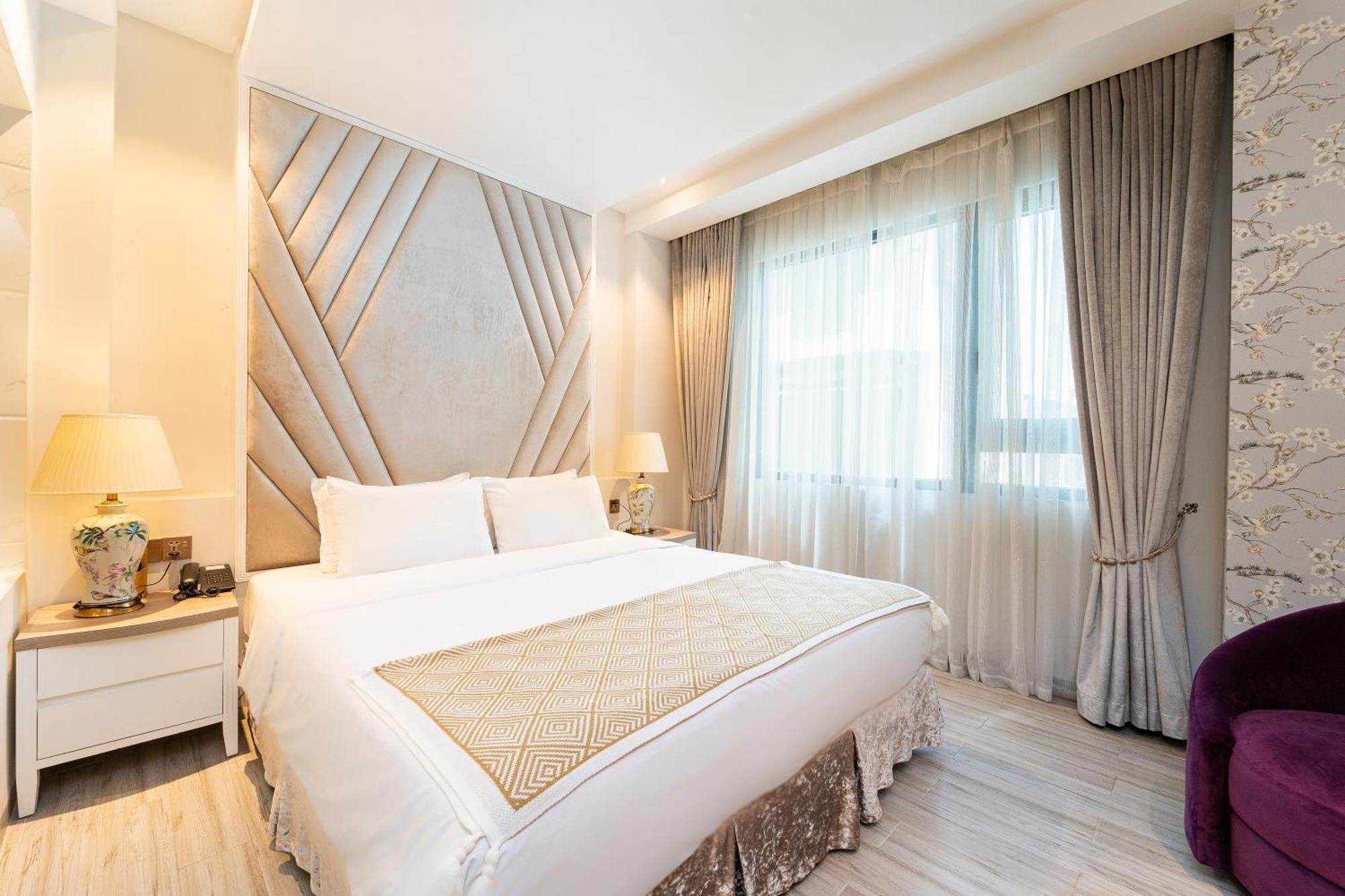 Suite Bathtub City View Daily room Minibar