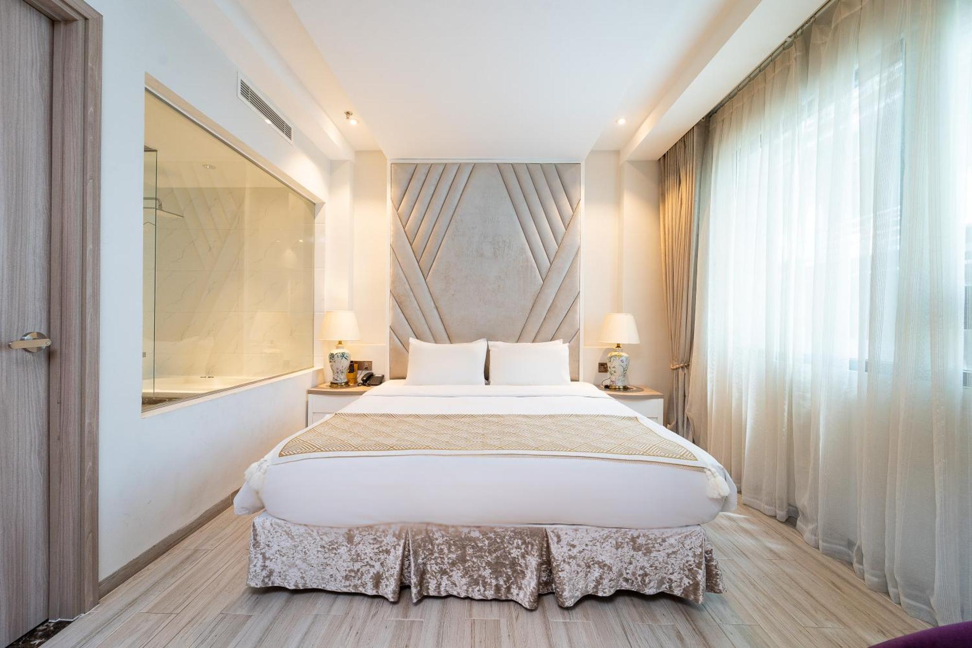 Suite Bathtub City View Daily room Minibar