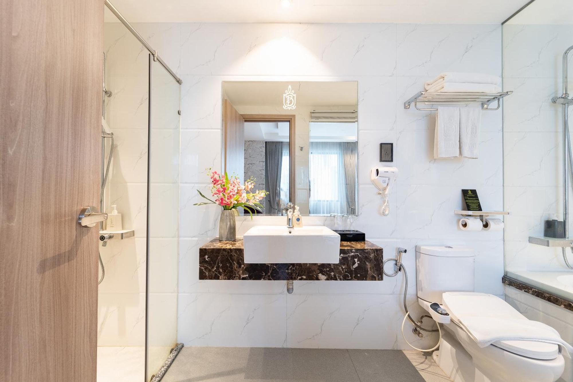 Suite Bathtub City View Daily room Minibar