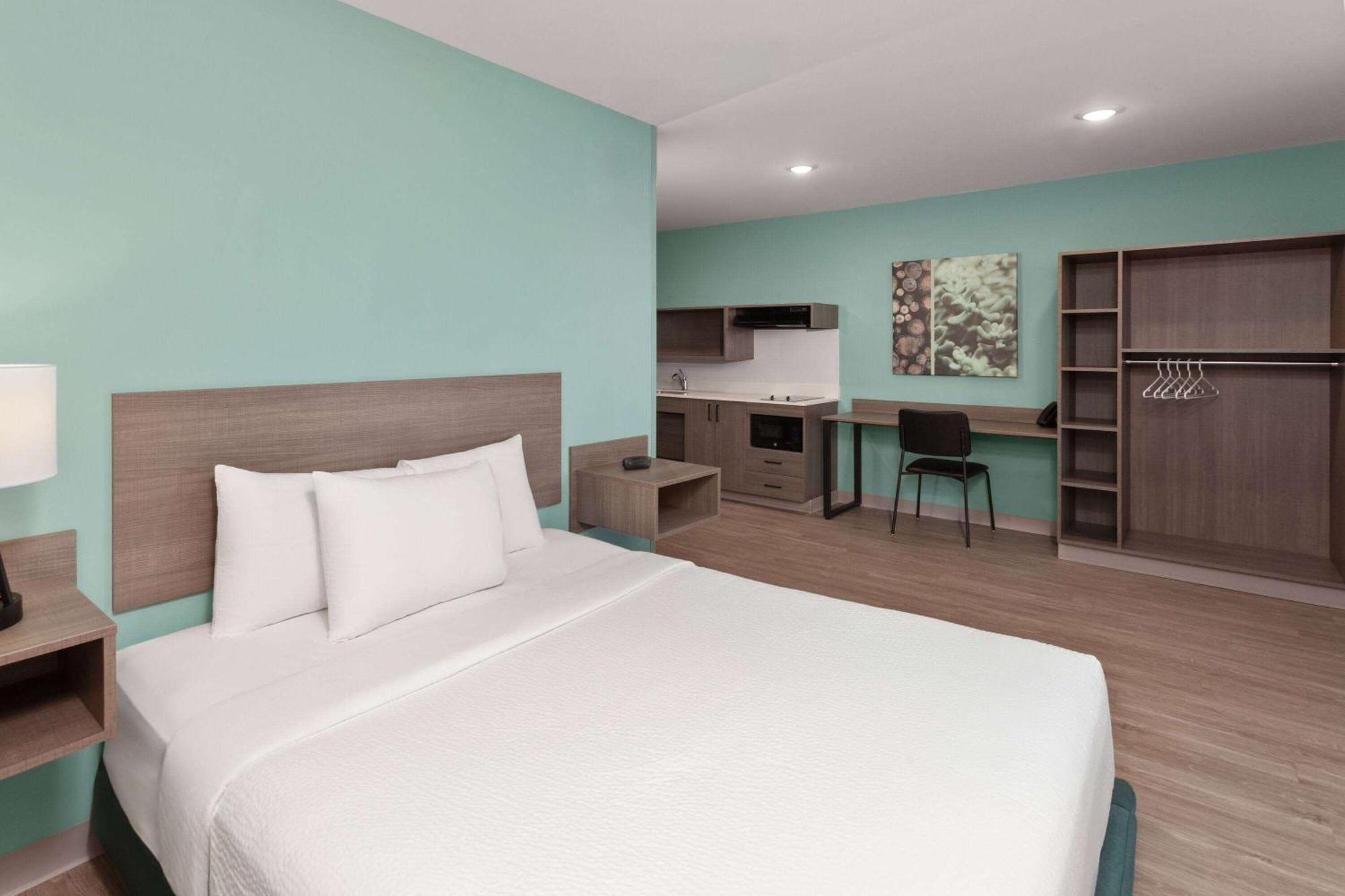 Queen Room with Bathtub and Grab Bars - Mobility Accessible