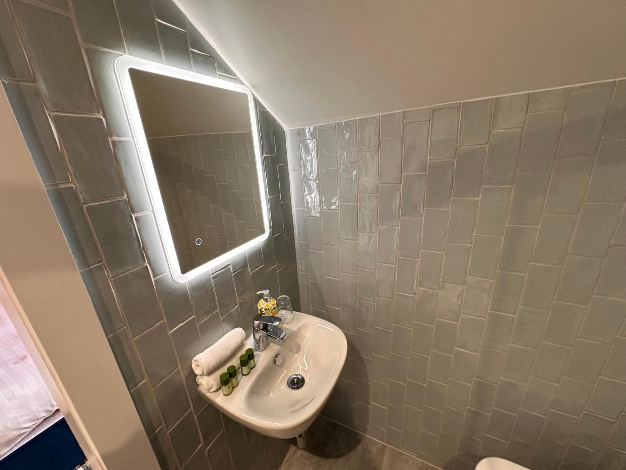 Compact Double Ensuite