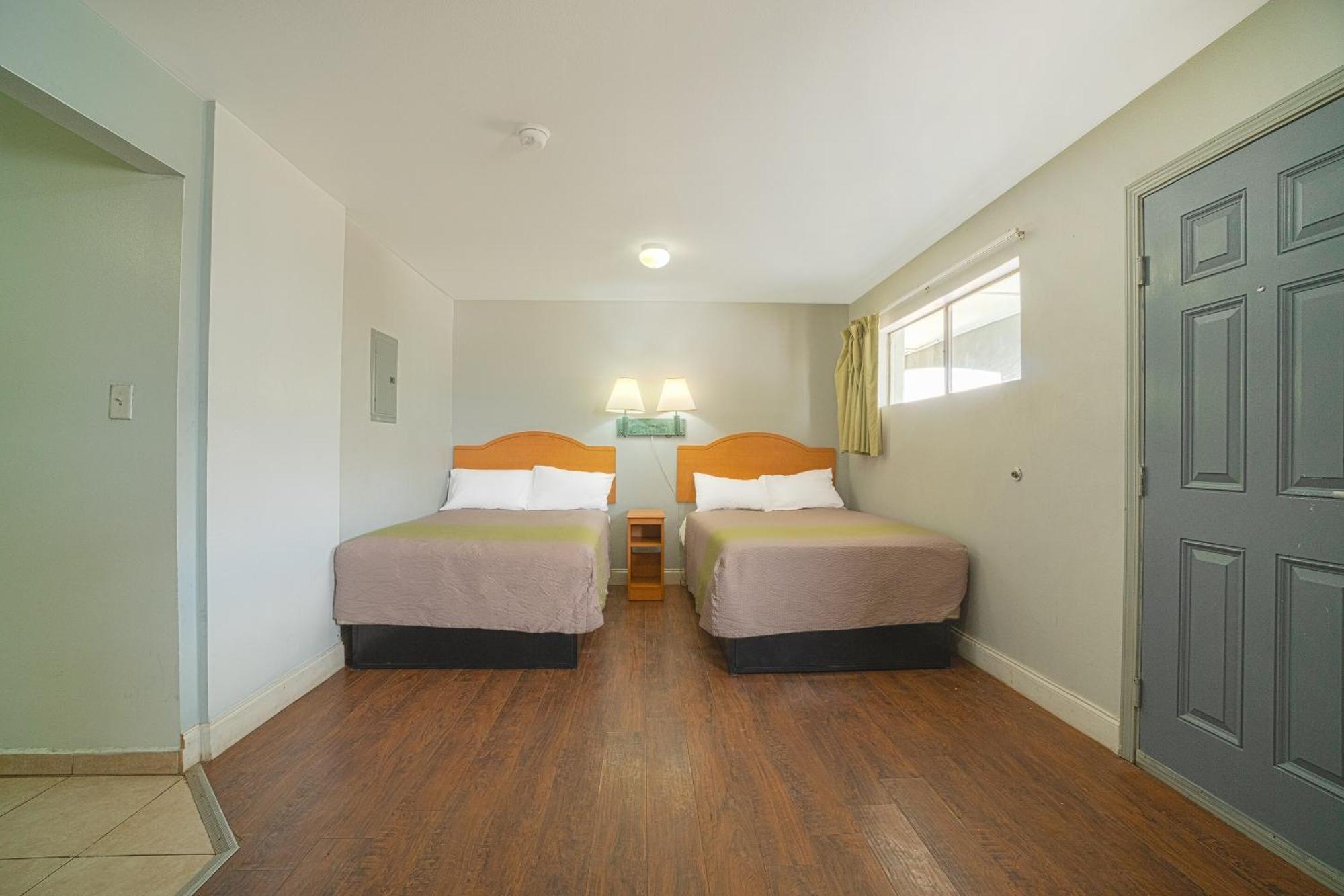 2 Full Bed kitchenette Non-Smoking