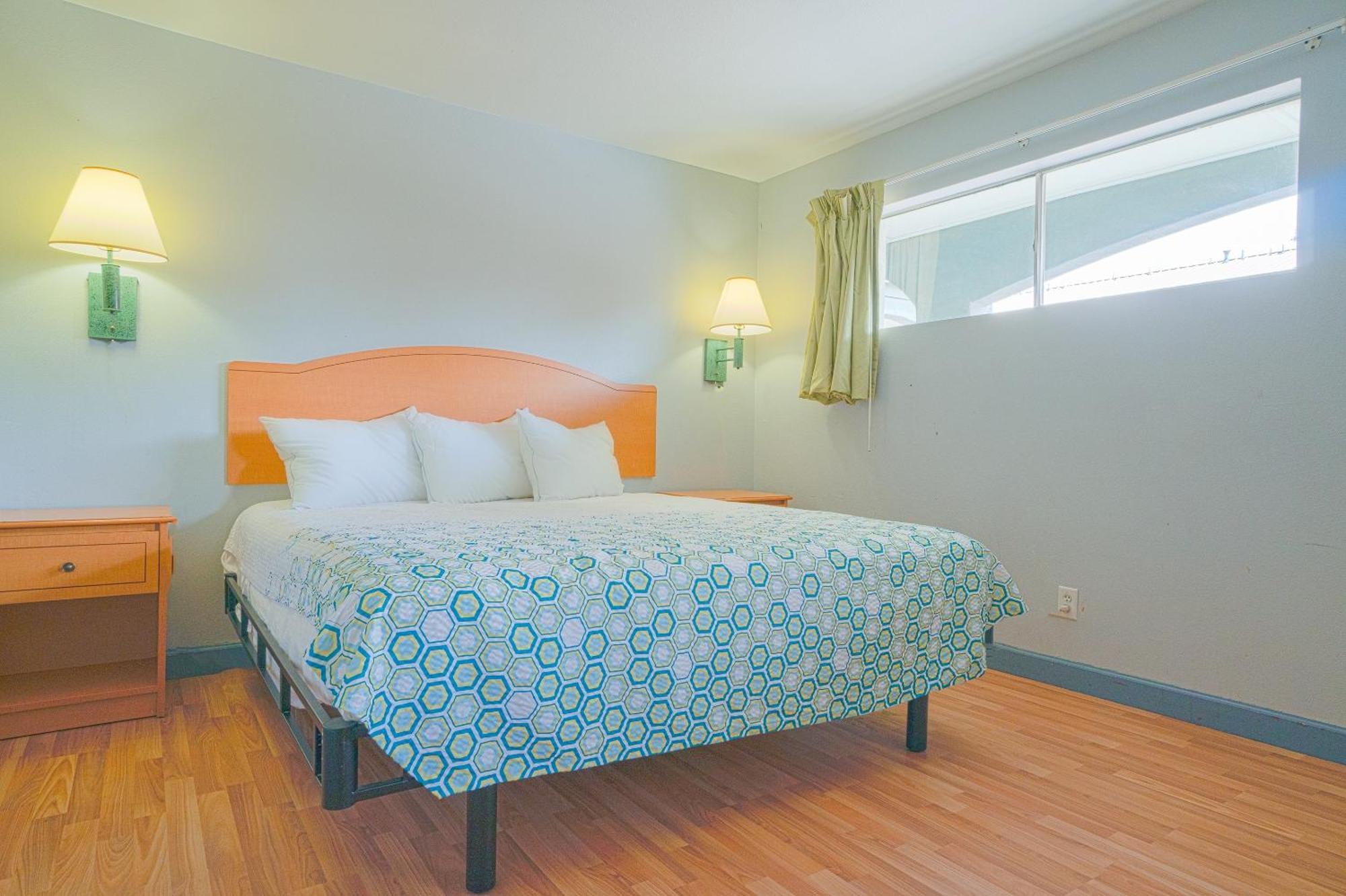 Single Bed Kitchenette Smoking