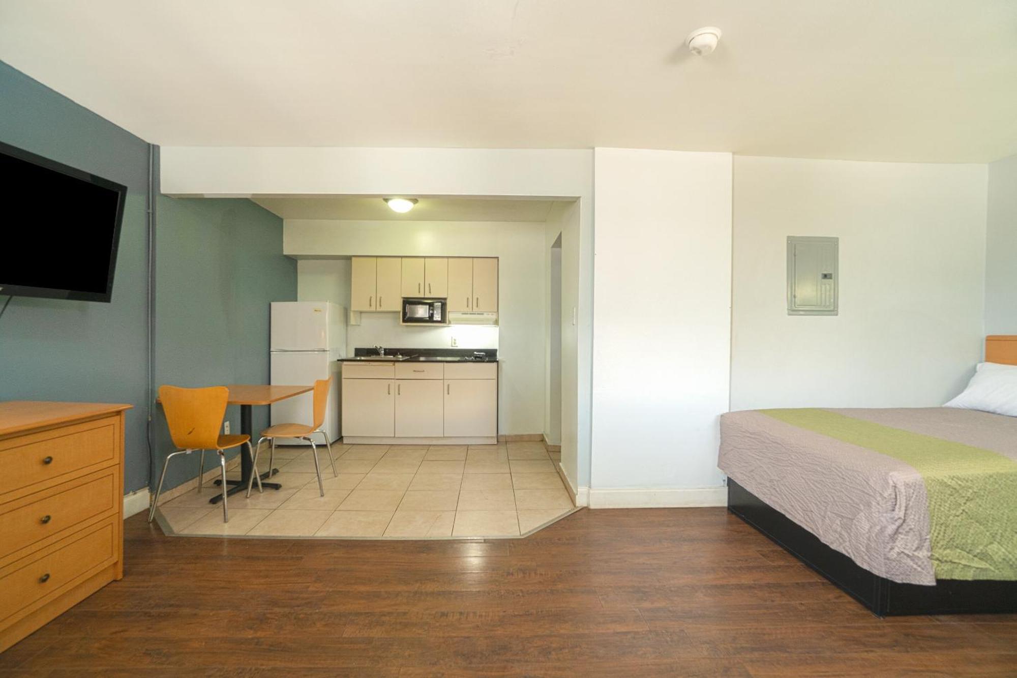 1 King 2 Full Beds Kitchenette Non-Smoking